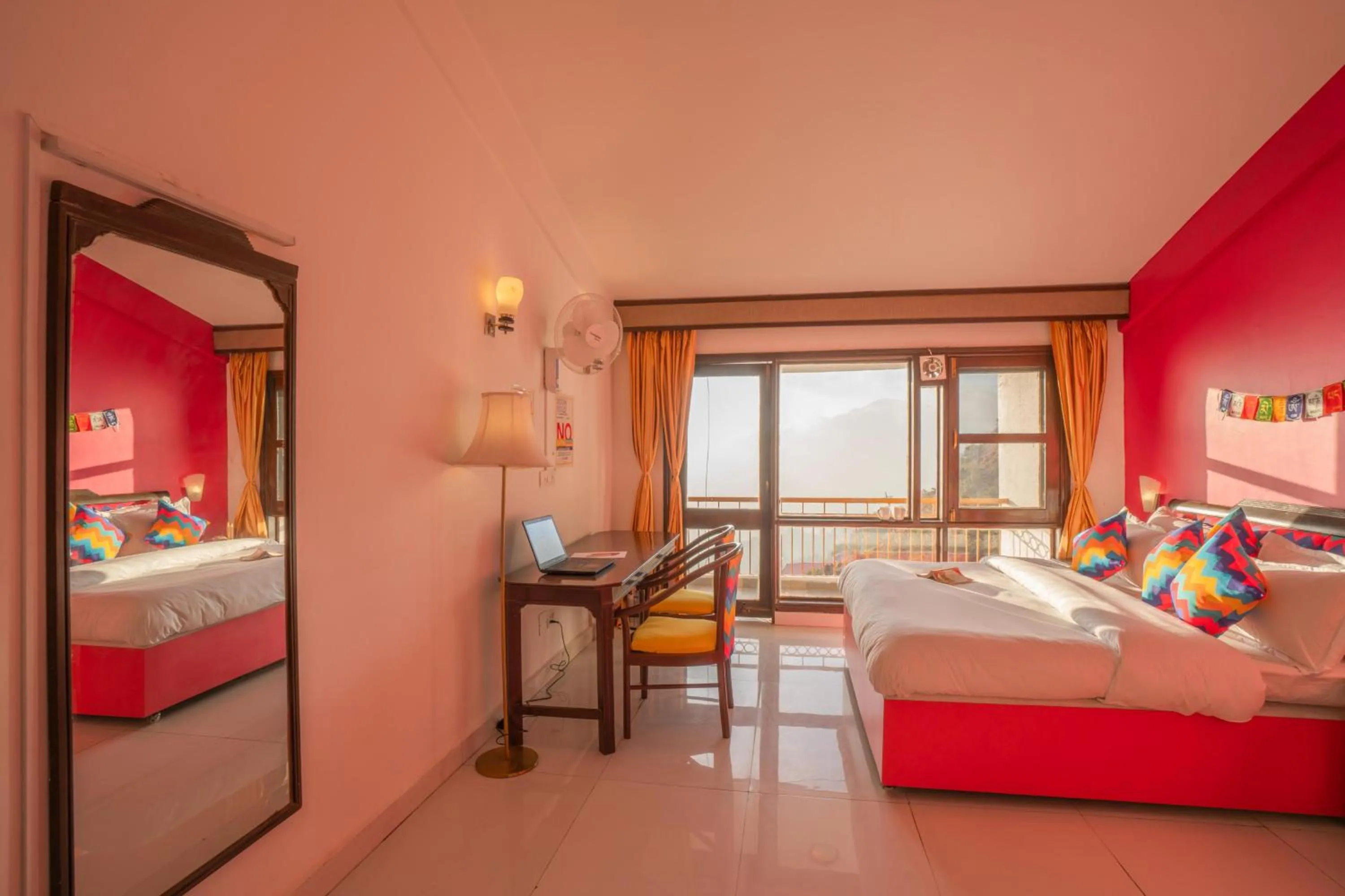 Bedroom, Bed in goSTOPS Mussoorie, Picture Palace