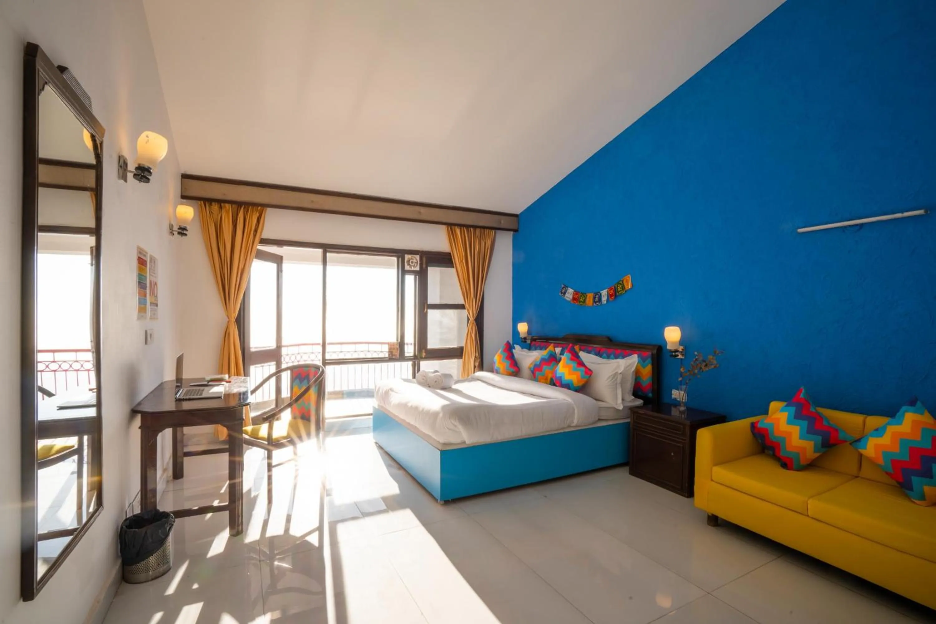 Bedroom, Bed in goSTOPS Mussoorie, Picture Palace