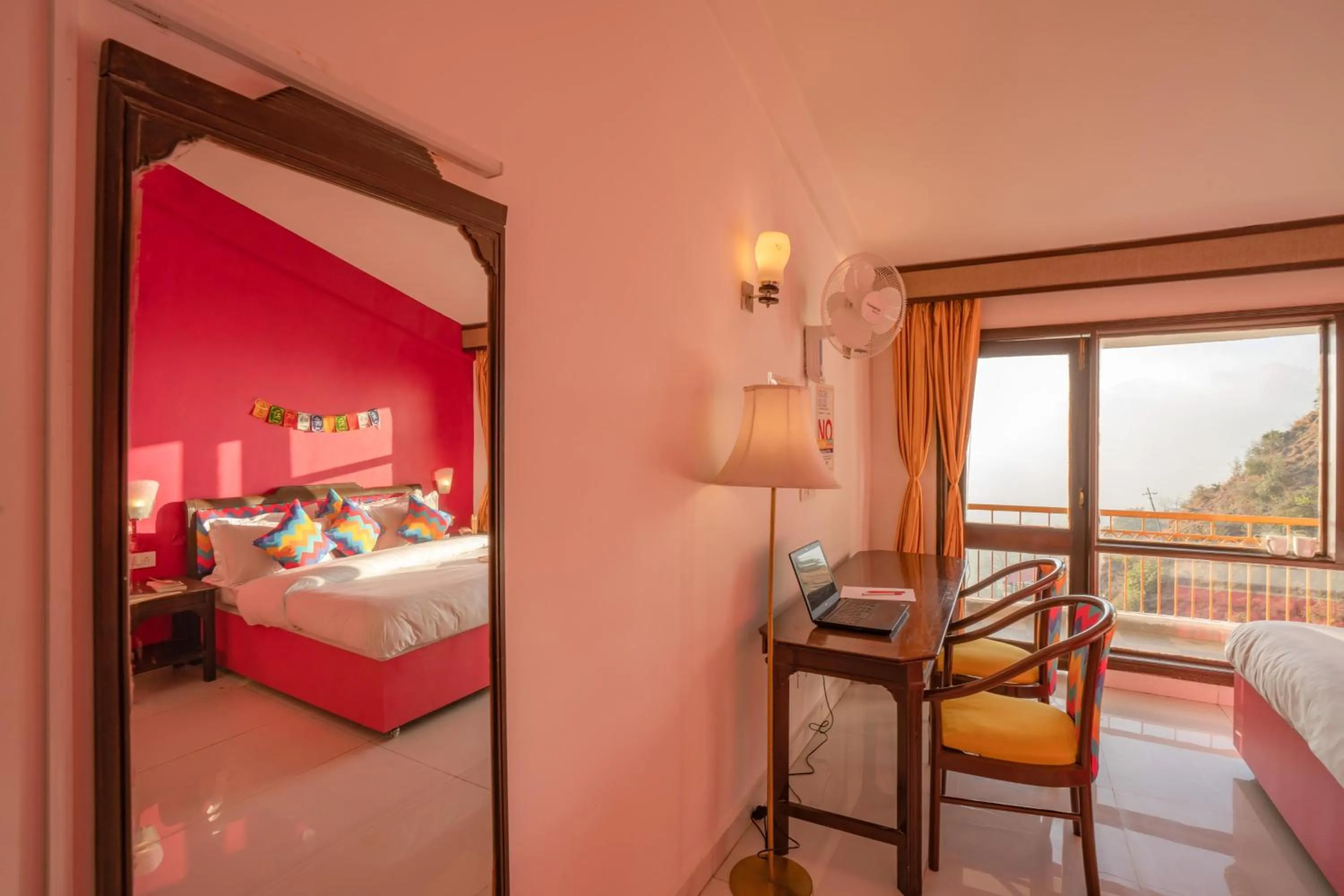 Balcony/Terrace, Bed in goSTOPS Mussoorie, Picture Palace