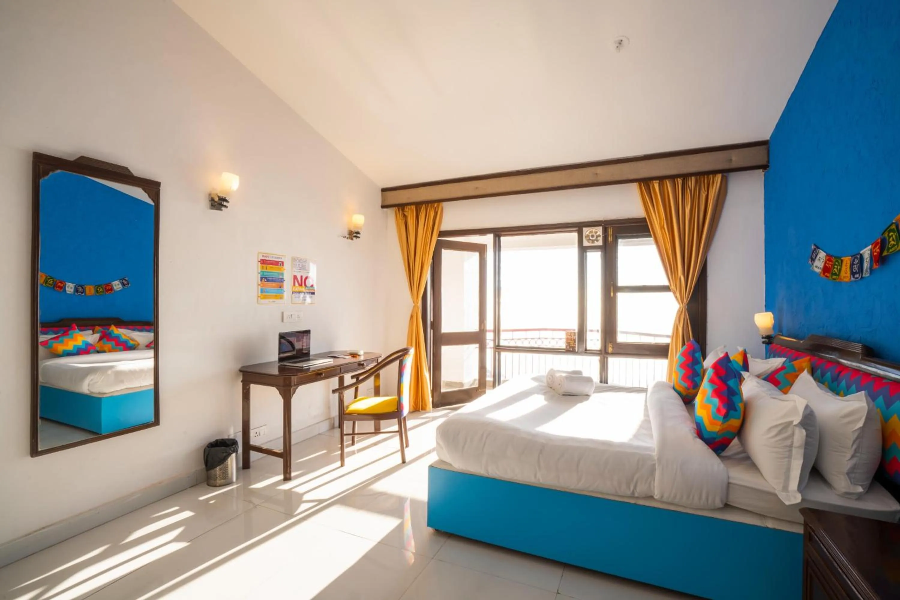 Photo of the whole room, Bed in goSTOPS Mussoorie, Picture Palace