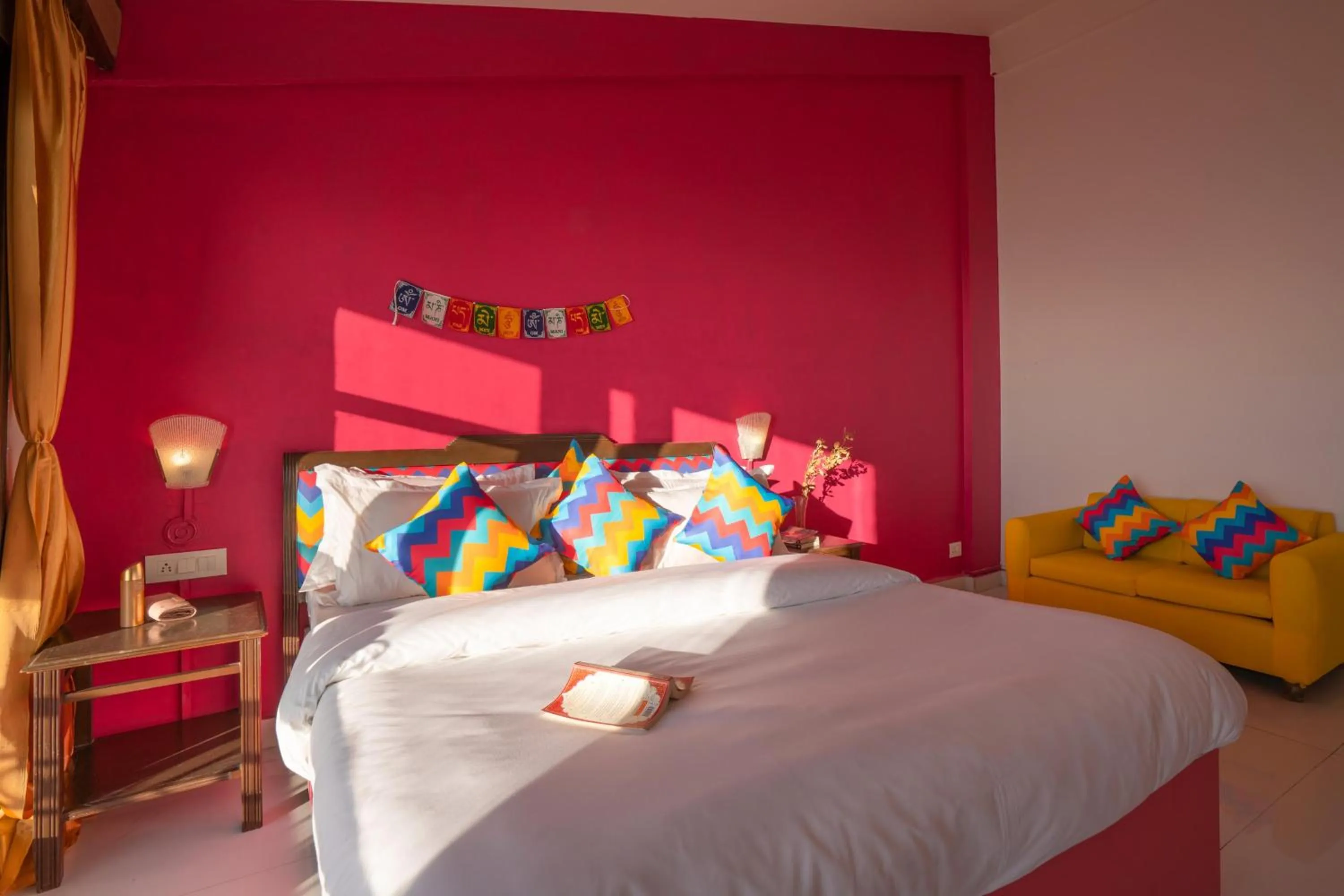 Bedroom, Bed in goSTOPS Mussoorie, Picture Palace