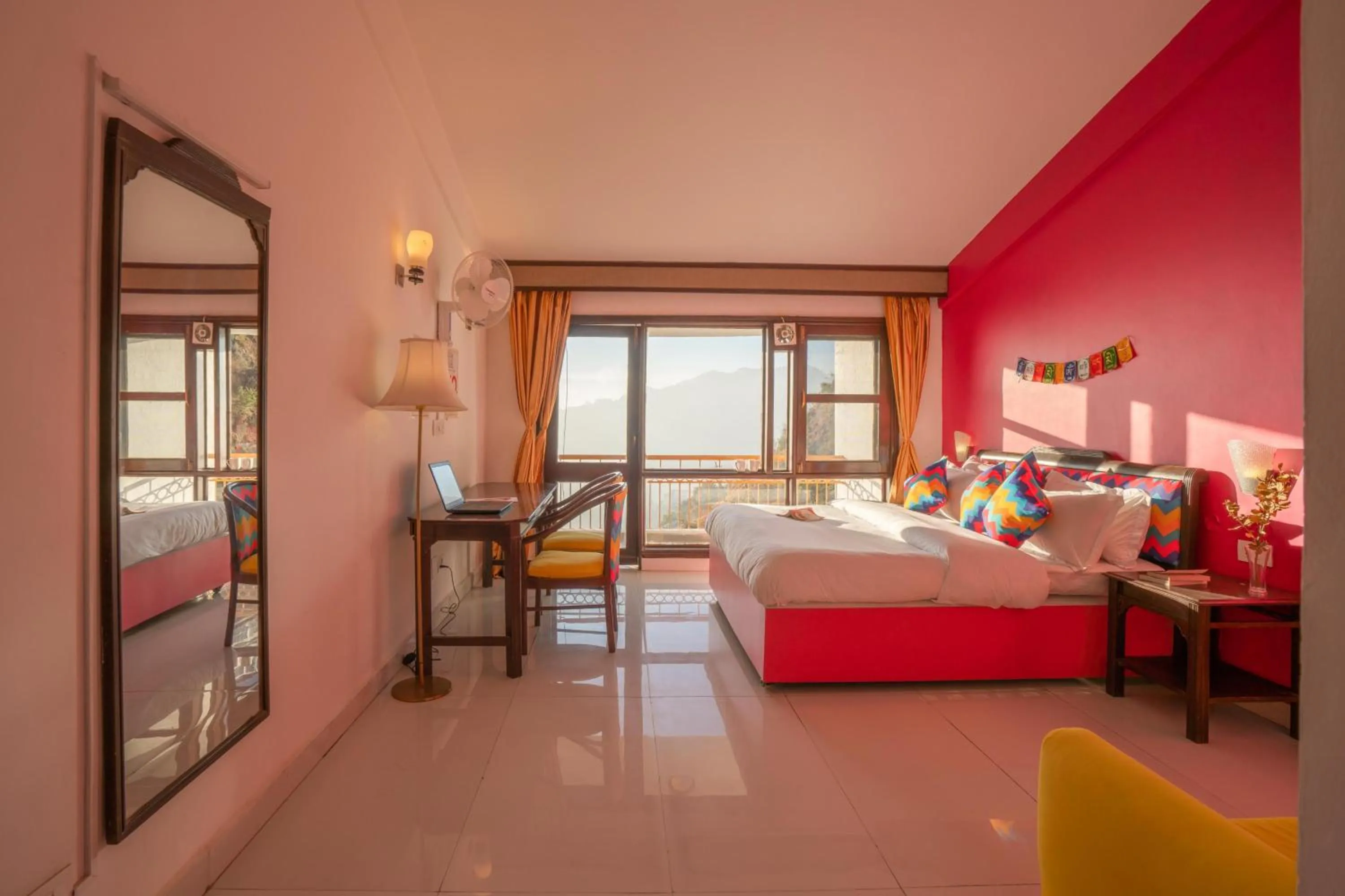 Bedroom, Bed in goSTOPS Mussoorie, Picture Palace