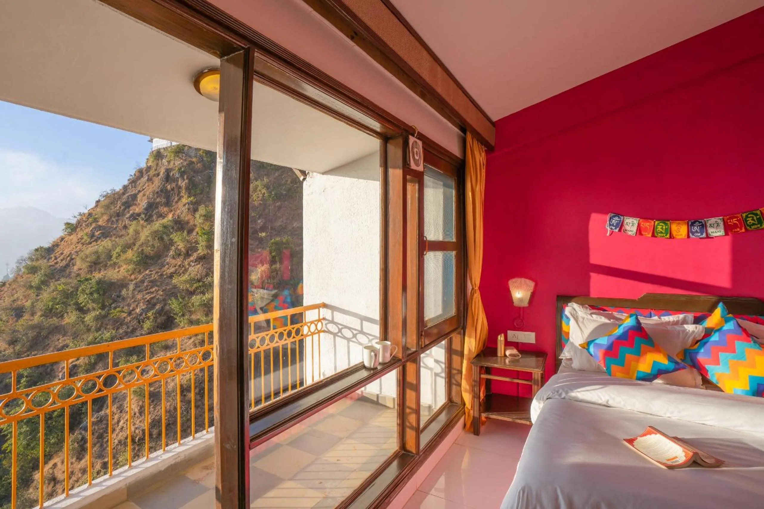 Bedroom, Bed in goSTOPS Mussoorie, Picture Palace