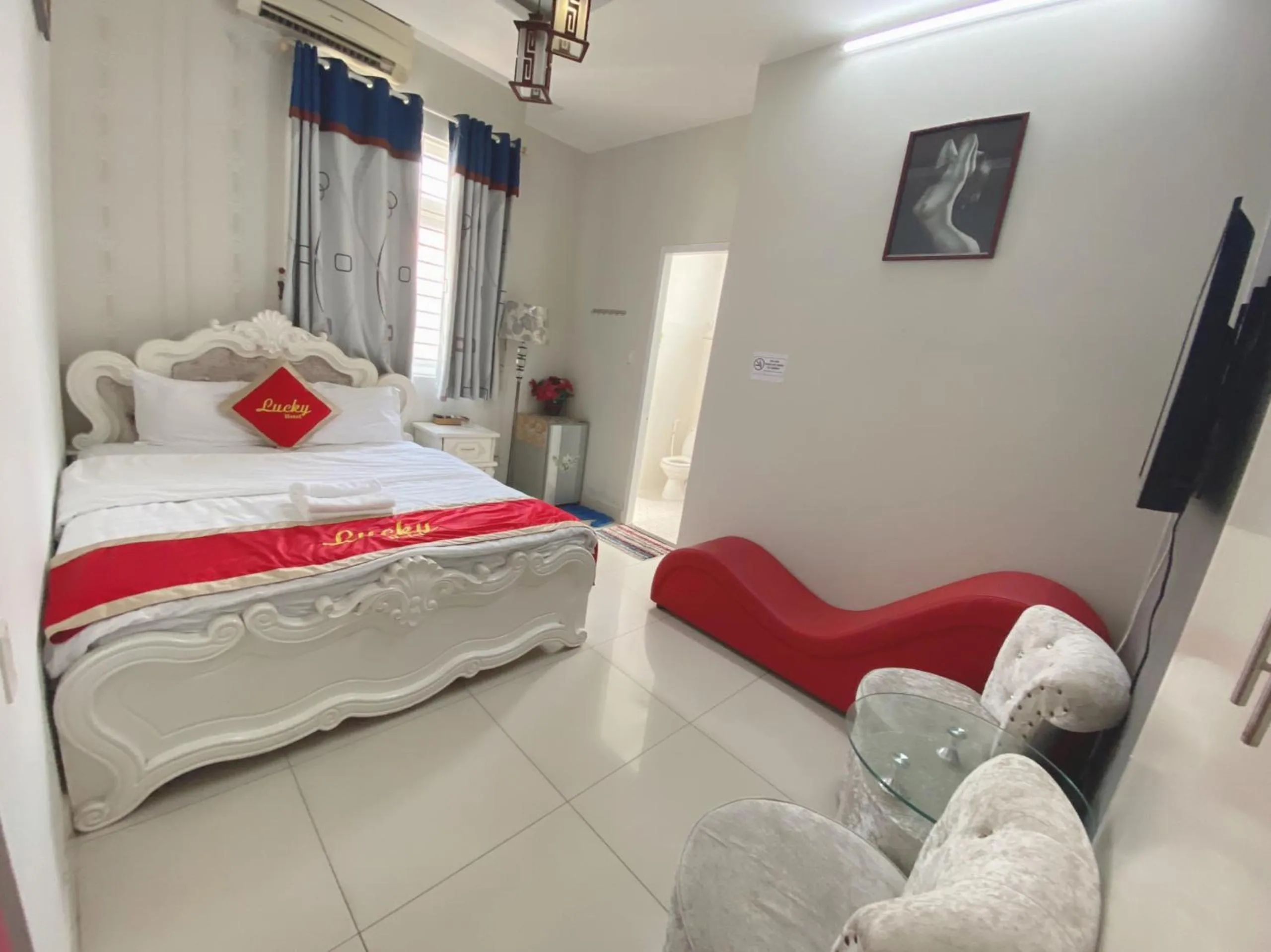 Bedroom, Bed in Lucky hotel