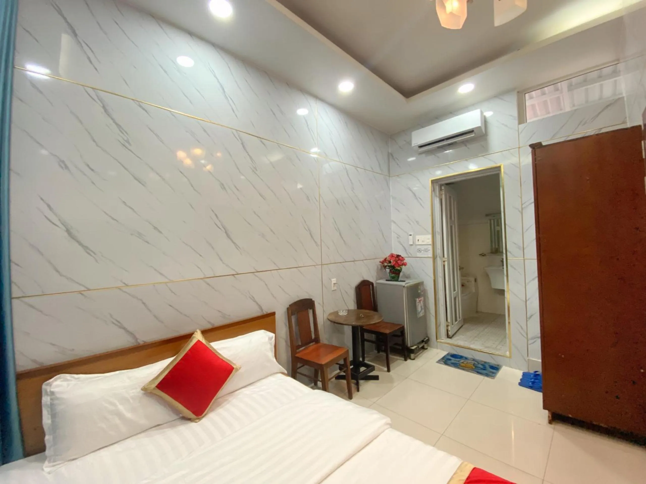 wardrobe, Bed in Lucky hotel