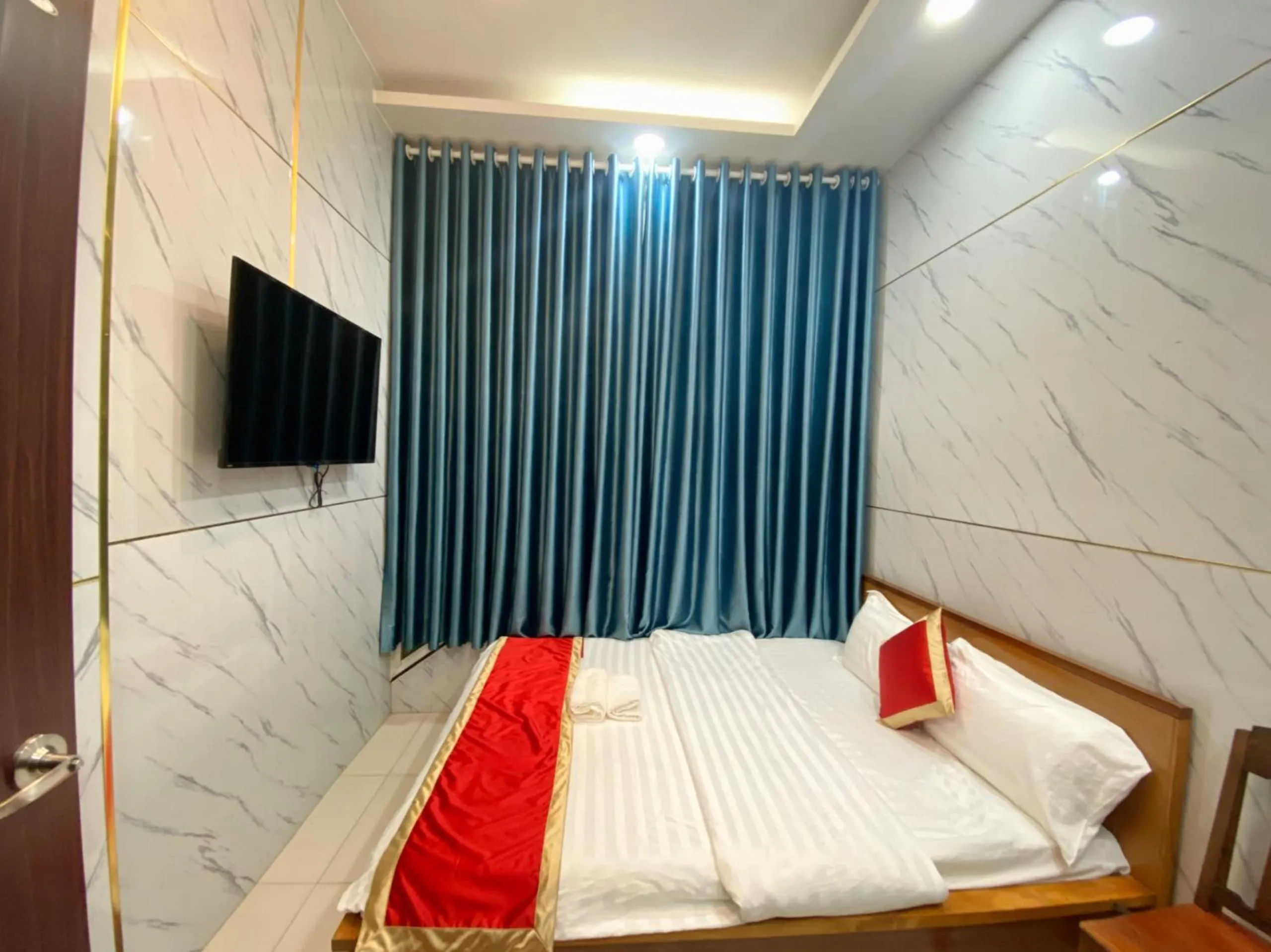 Photo of the whole room, Bed in Lucky hotel