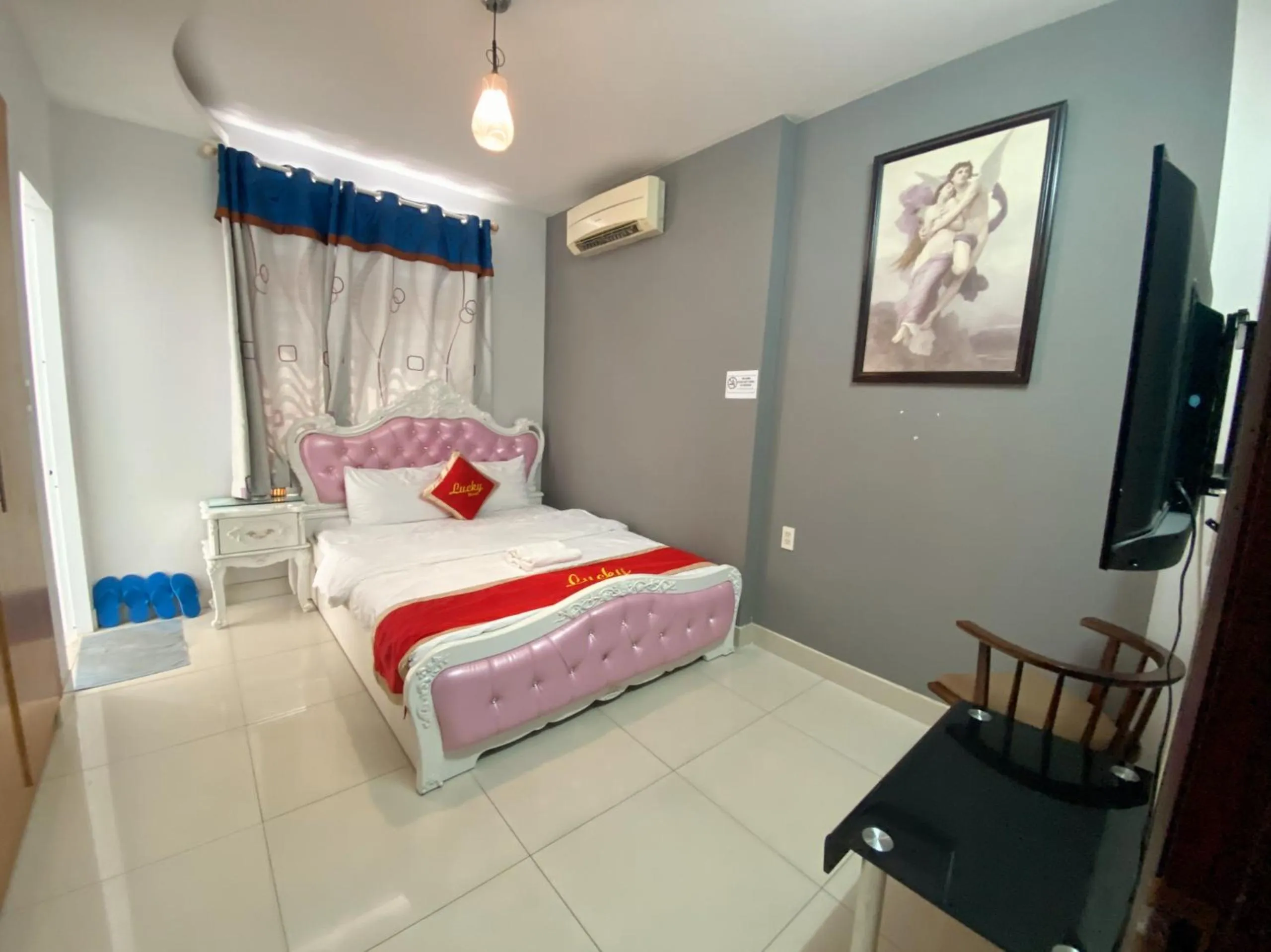 Property building, Bed in Lucky hotel