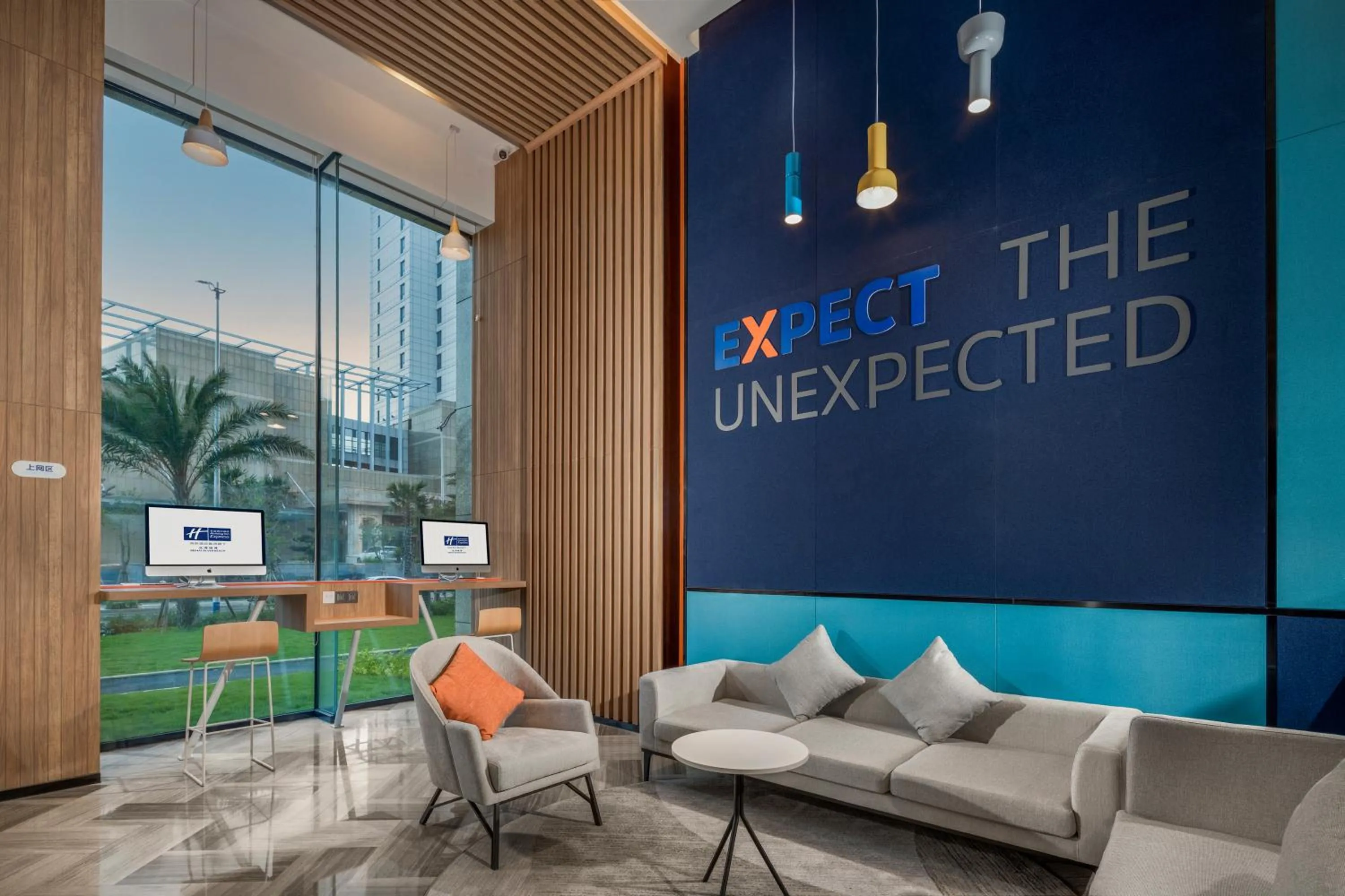 Communal lounge/ TV room in Holiday Inn Express Beihai Silver Beach by IHG