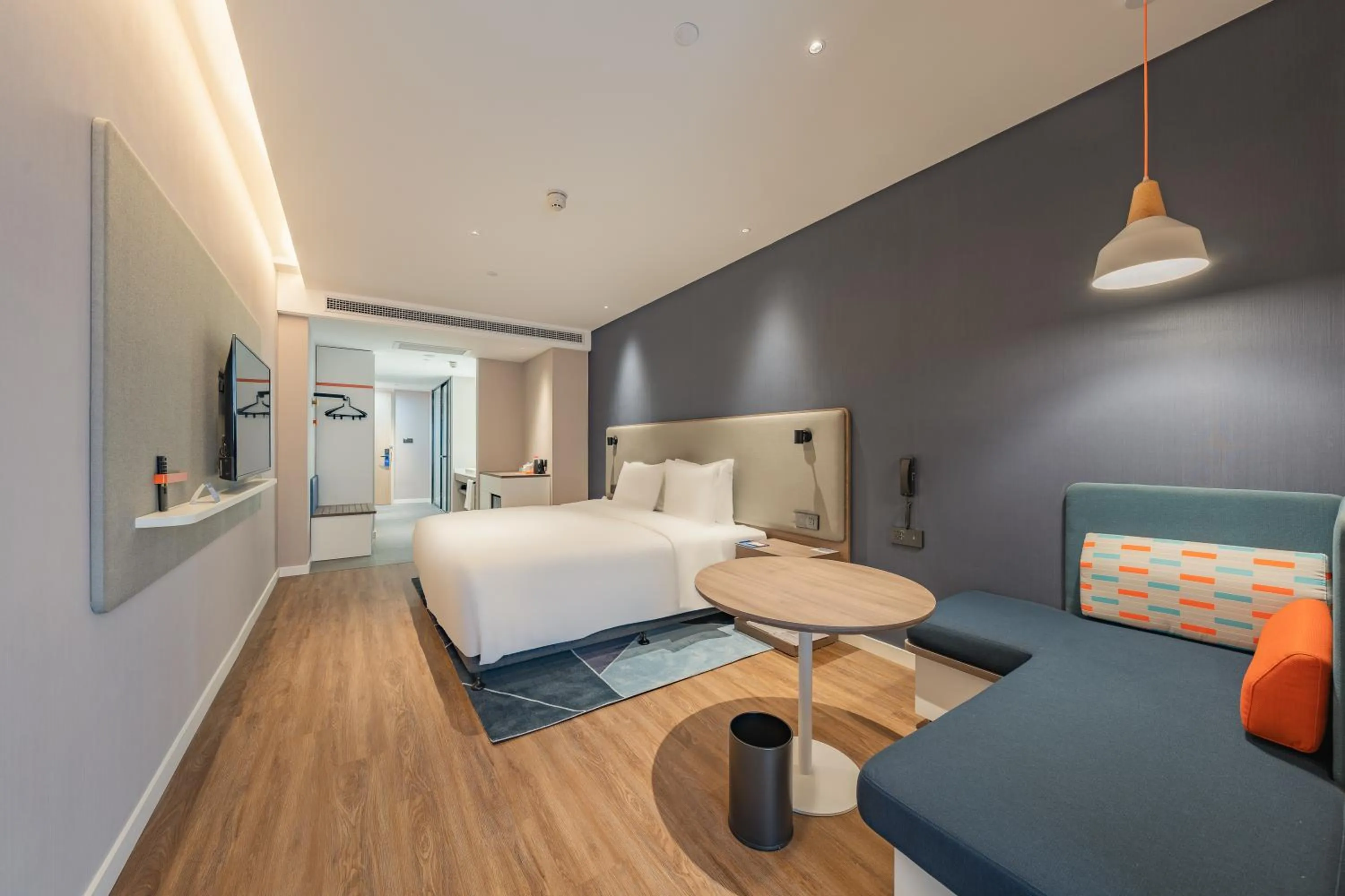 Bed in Holiday Inn Express Shanghai Expo Centre by IHG