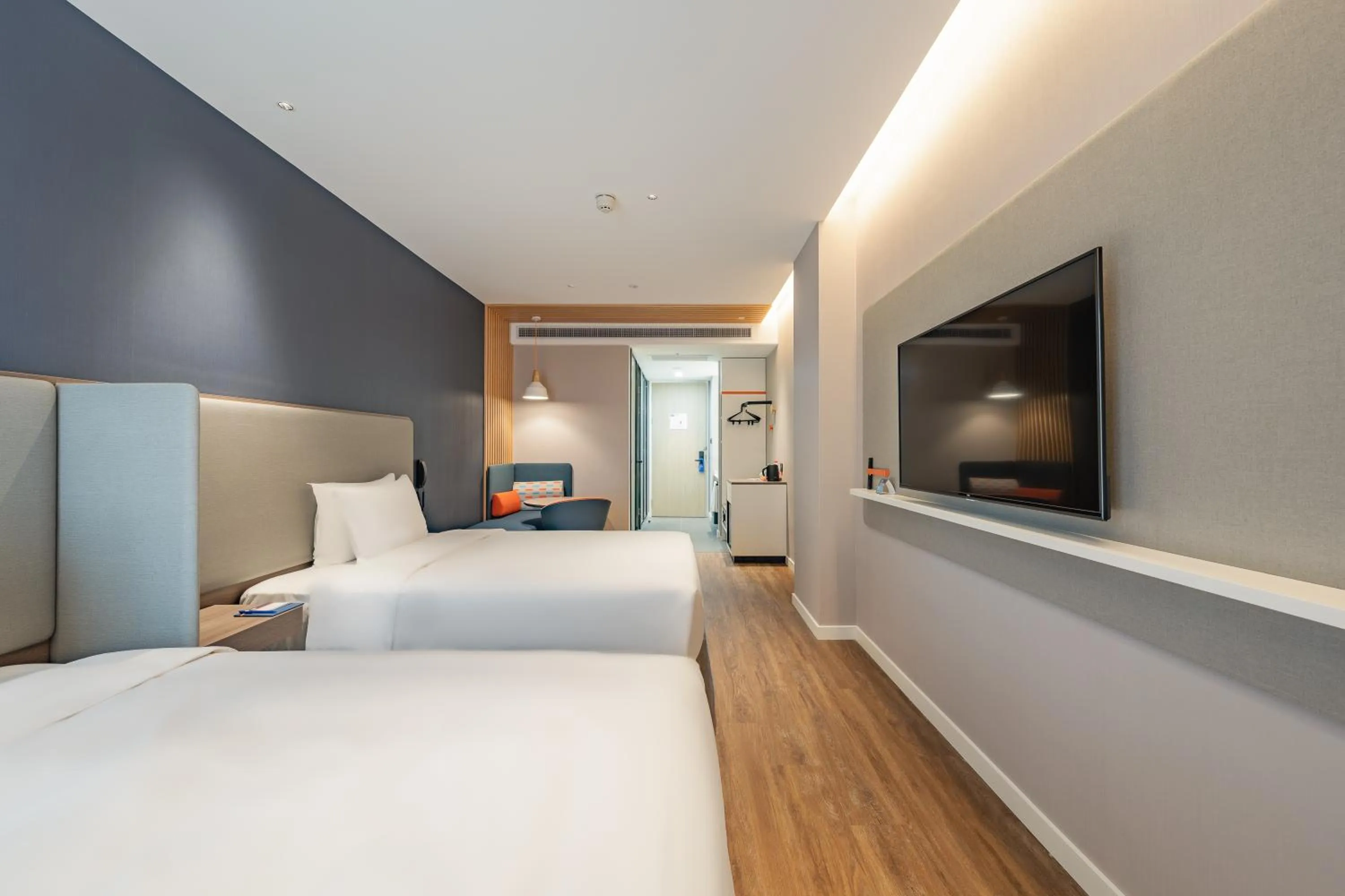 Communal lounge/ TV room, Bed in Holiday Inn Express Shanghai Expo Centre by IHG