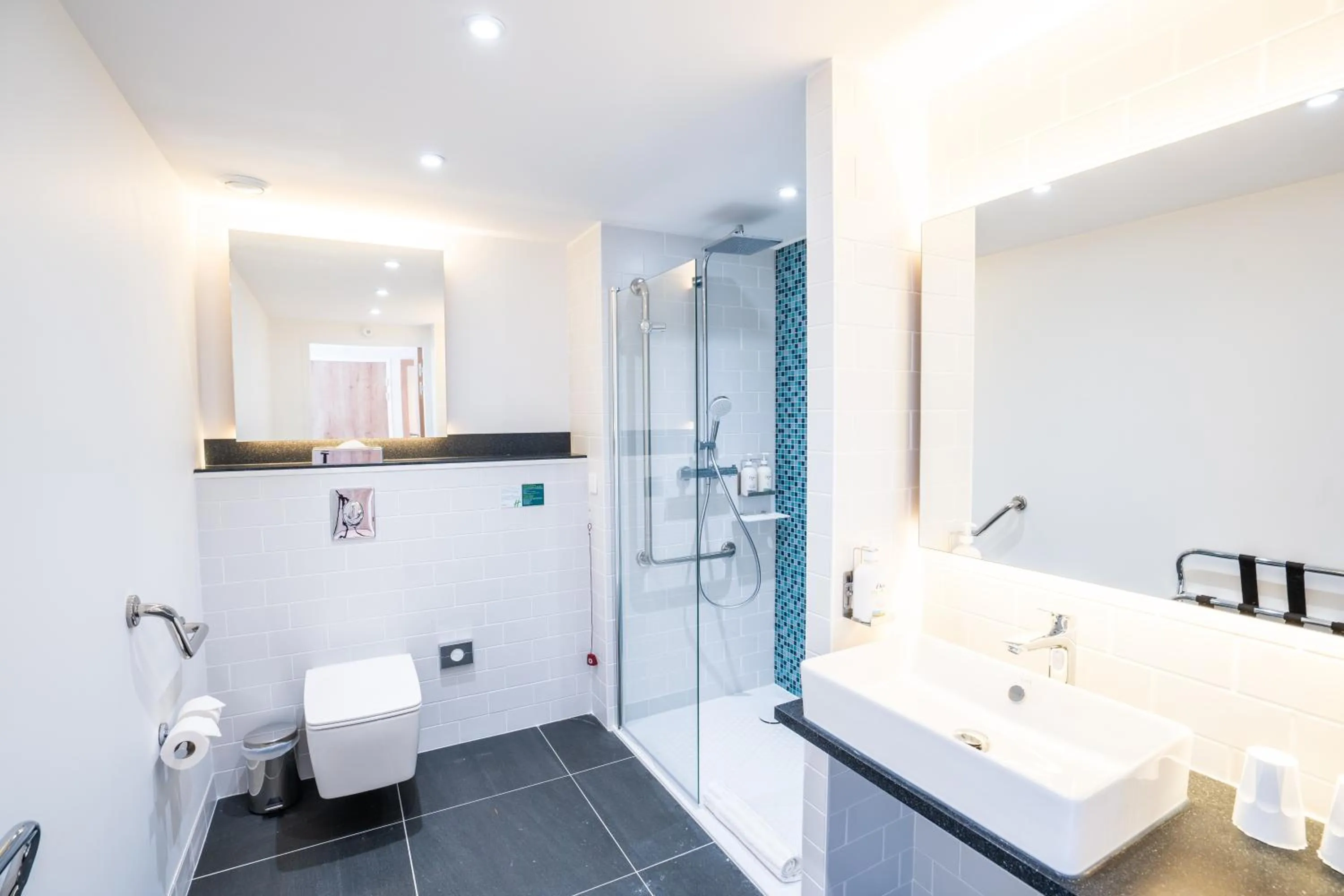 Bathroom in Holiday Inn - Bordeaux-Merignac by IHG