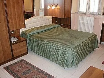 Photo of the whole room, Bed in Hotel Vienna