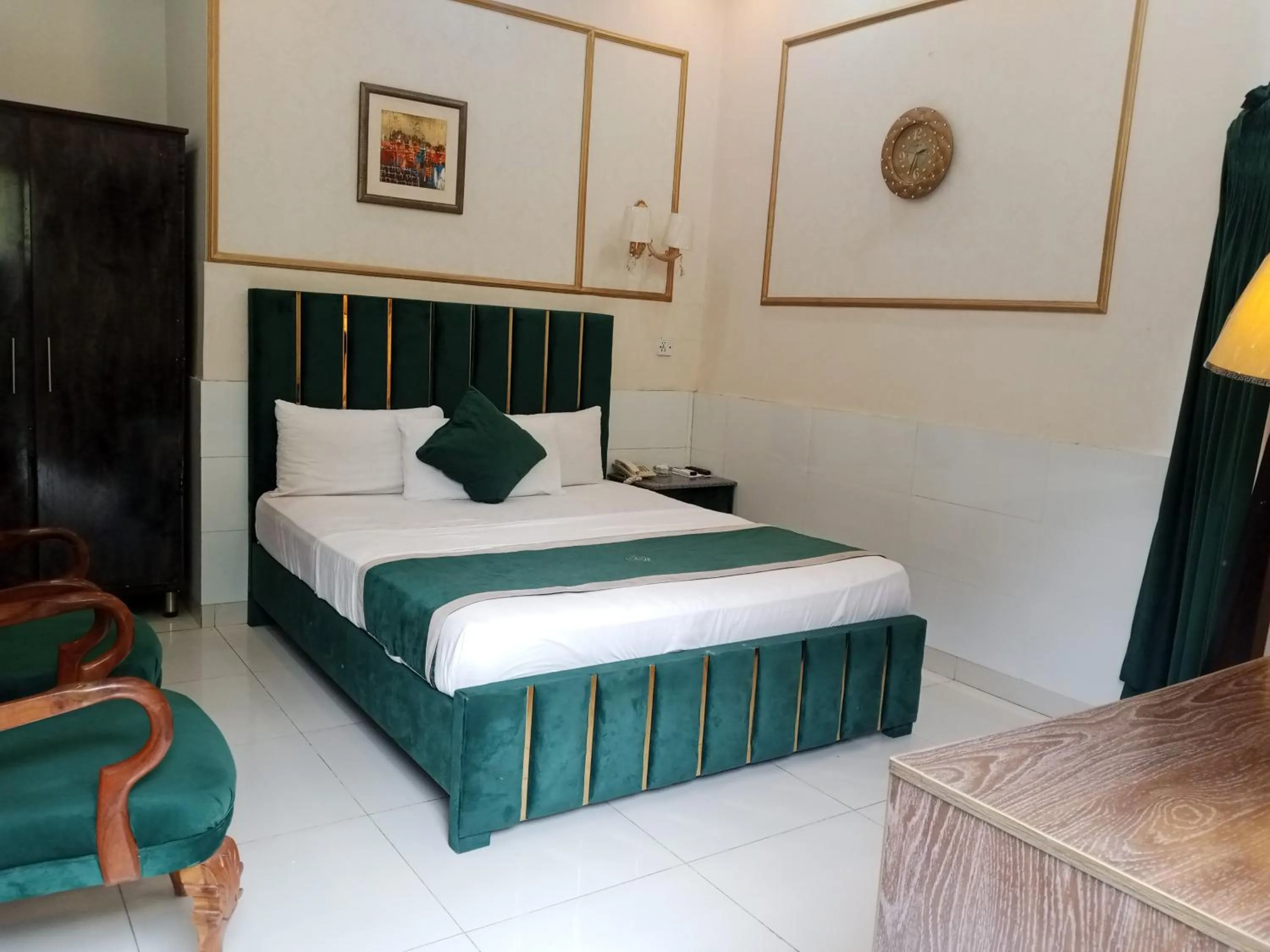 Bedroom, Bed in Golden One Hotel