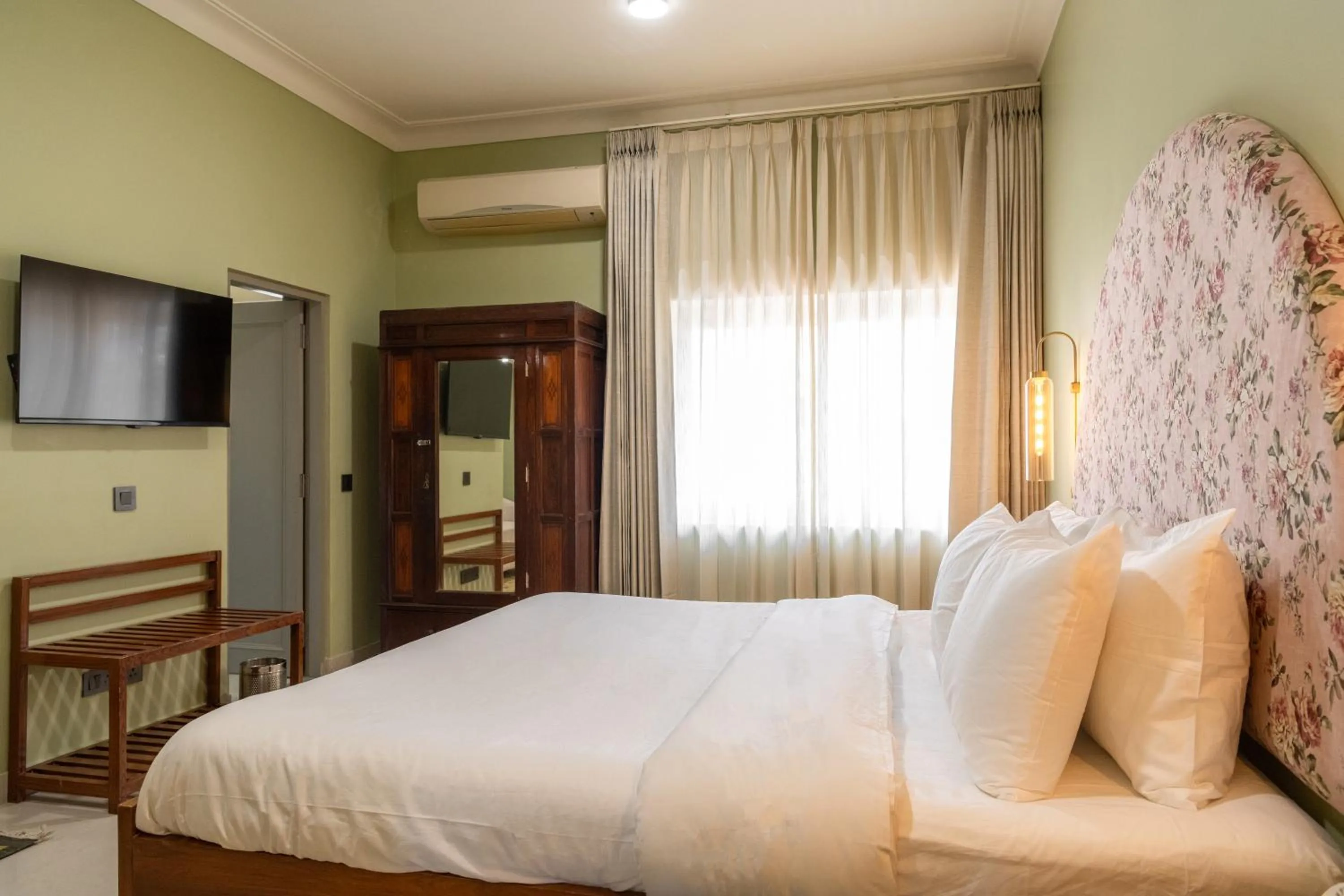 Bed in Girisadan - A City Centre Boutique Hotel