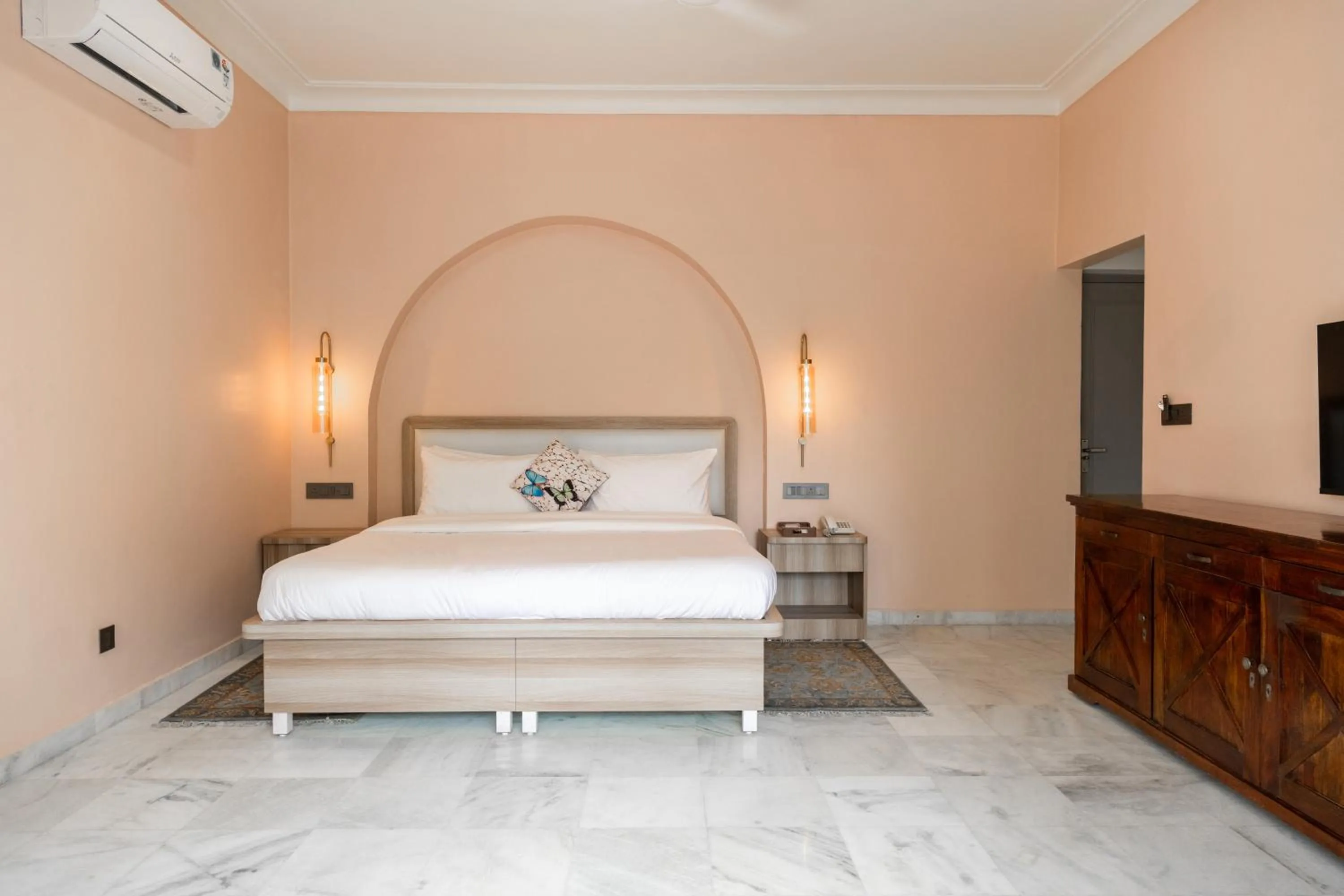 Bed in Girisadan - A City Centre Boutique Hotel