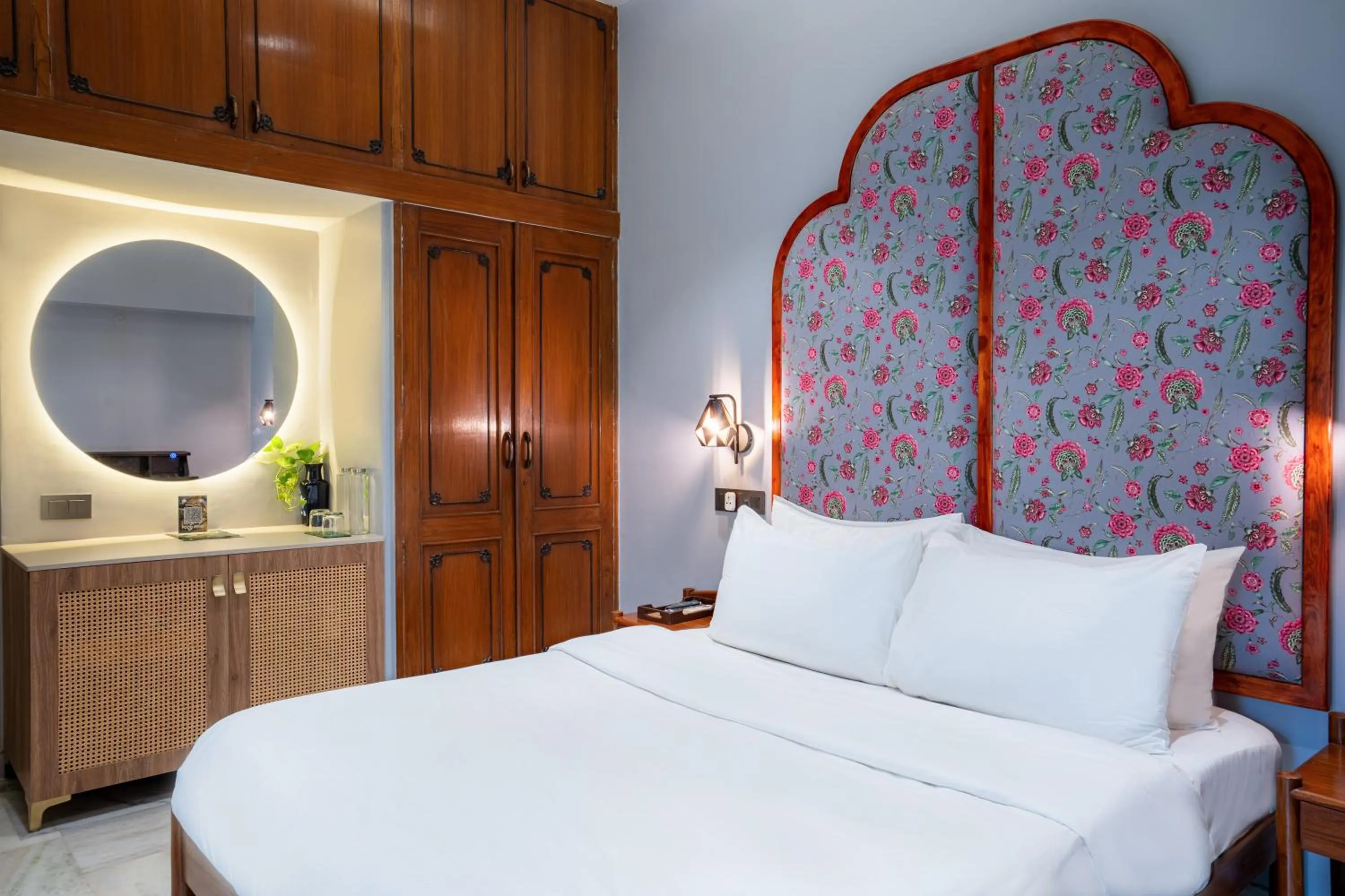 Photo of the whole room, Bed in Girisadan - A City Centre Boutique Hotel