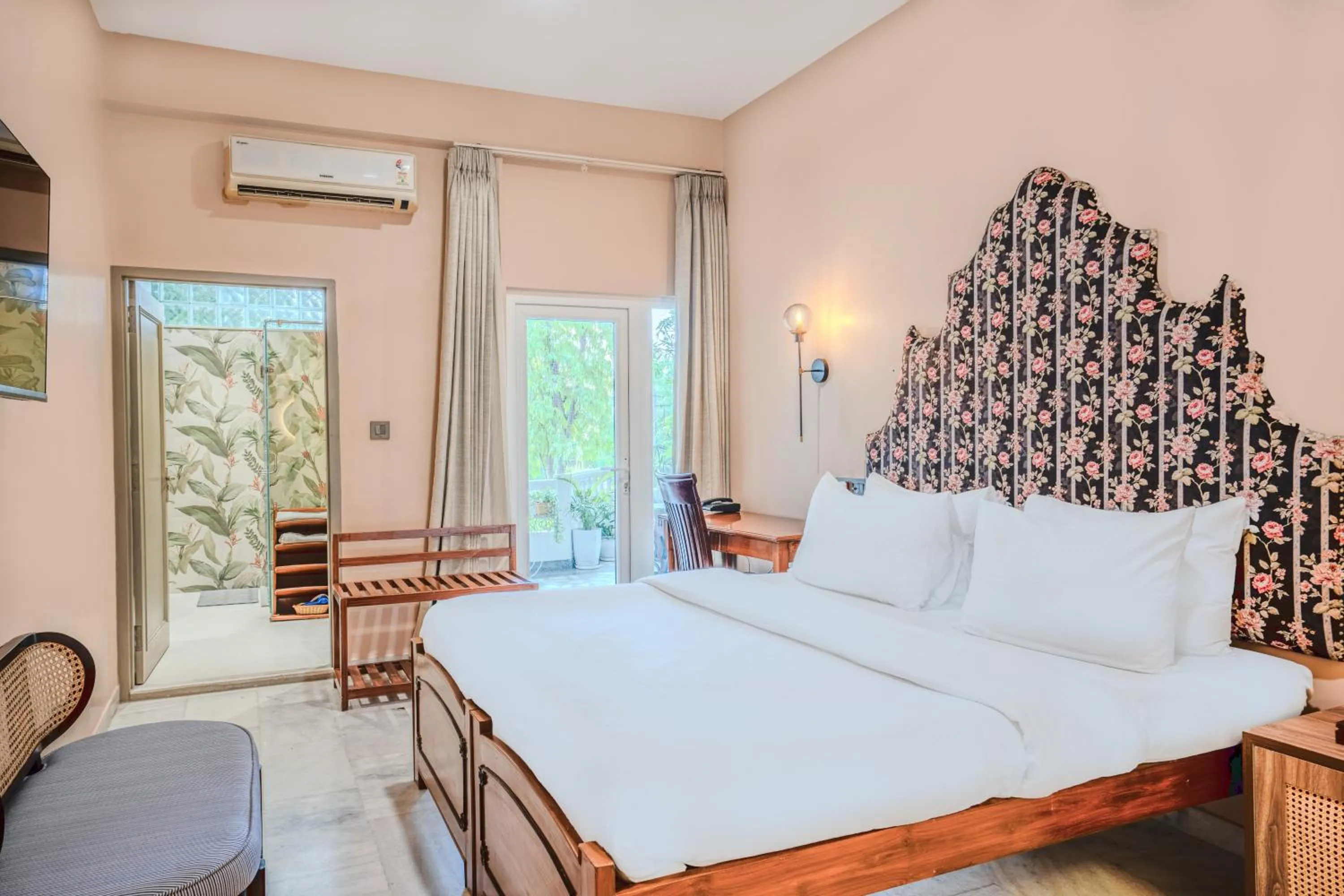 Bed in Girisadan - A City Centre Boutique Hotel