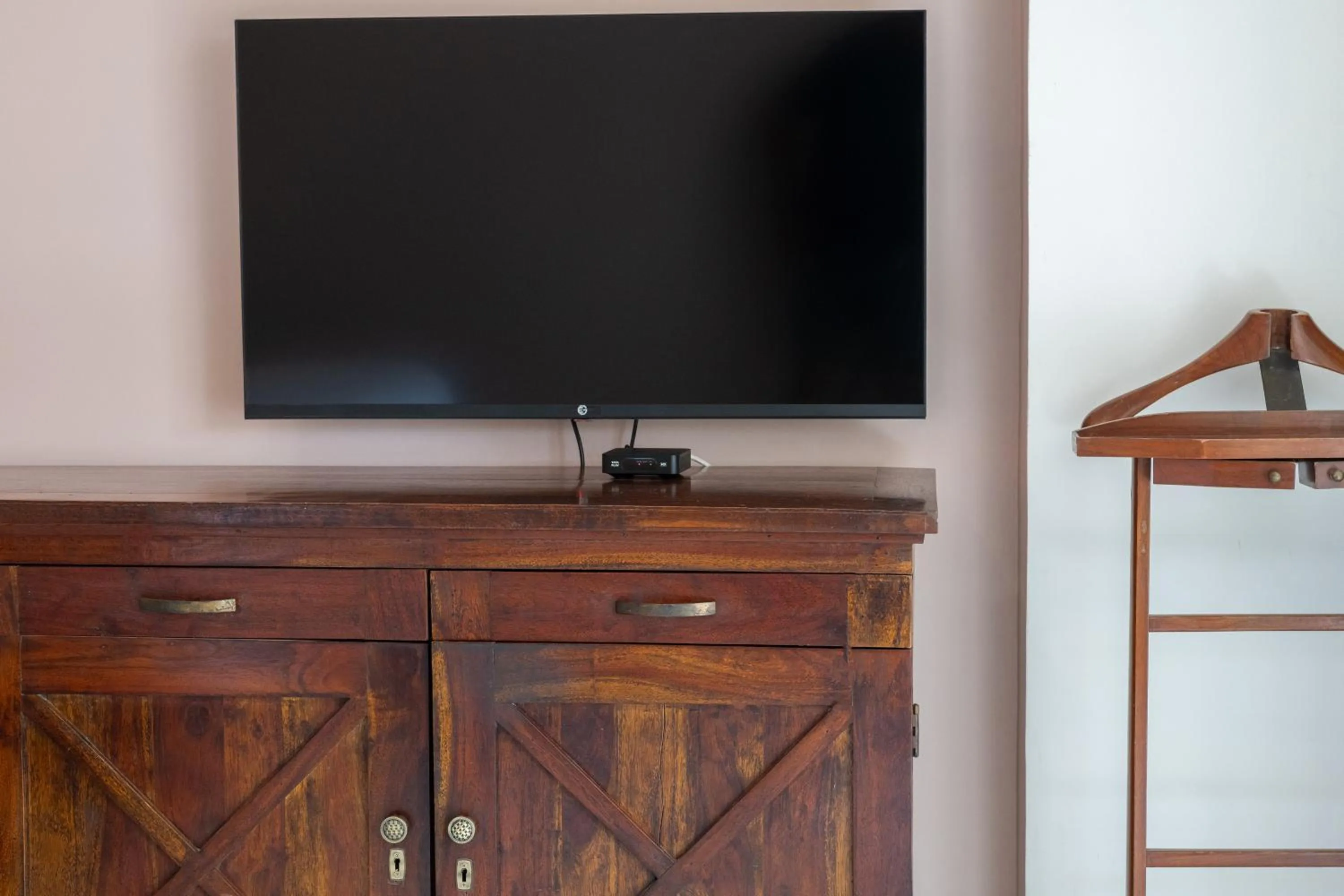 Communal lounge/ TV room in Girisadan - A City Centre Boutique Hotel