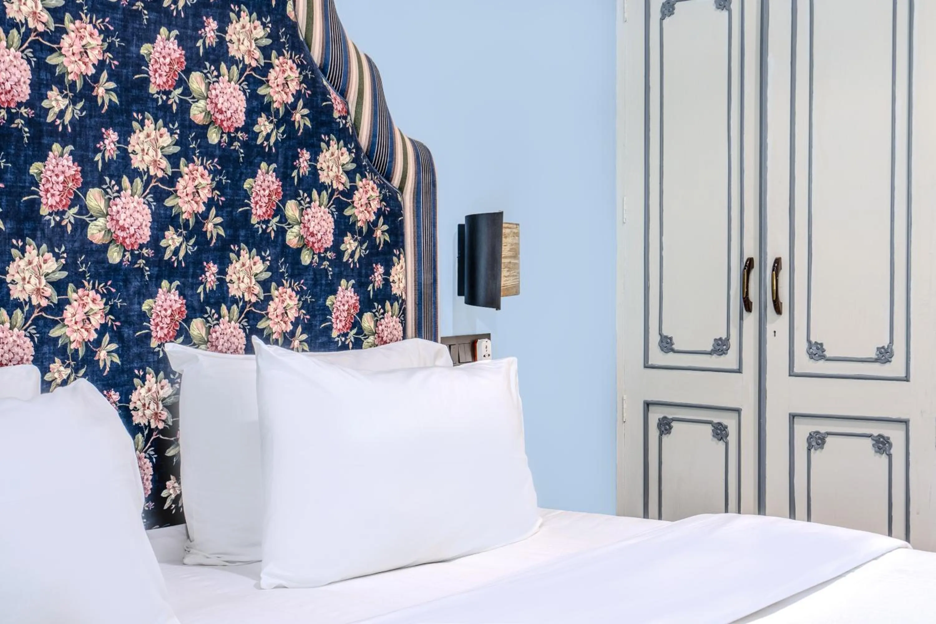 Bed in Girisadan - A City Centre Boutique Hotel