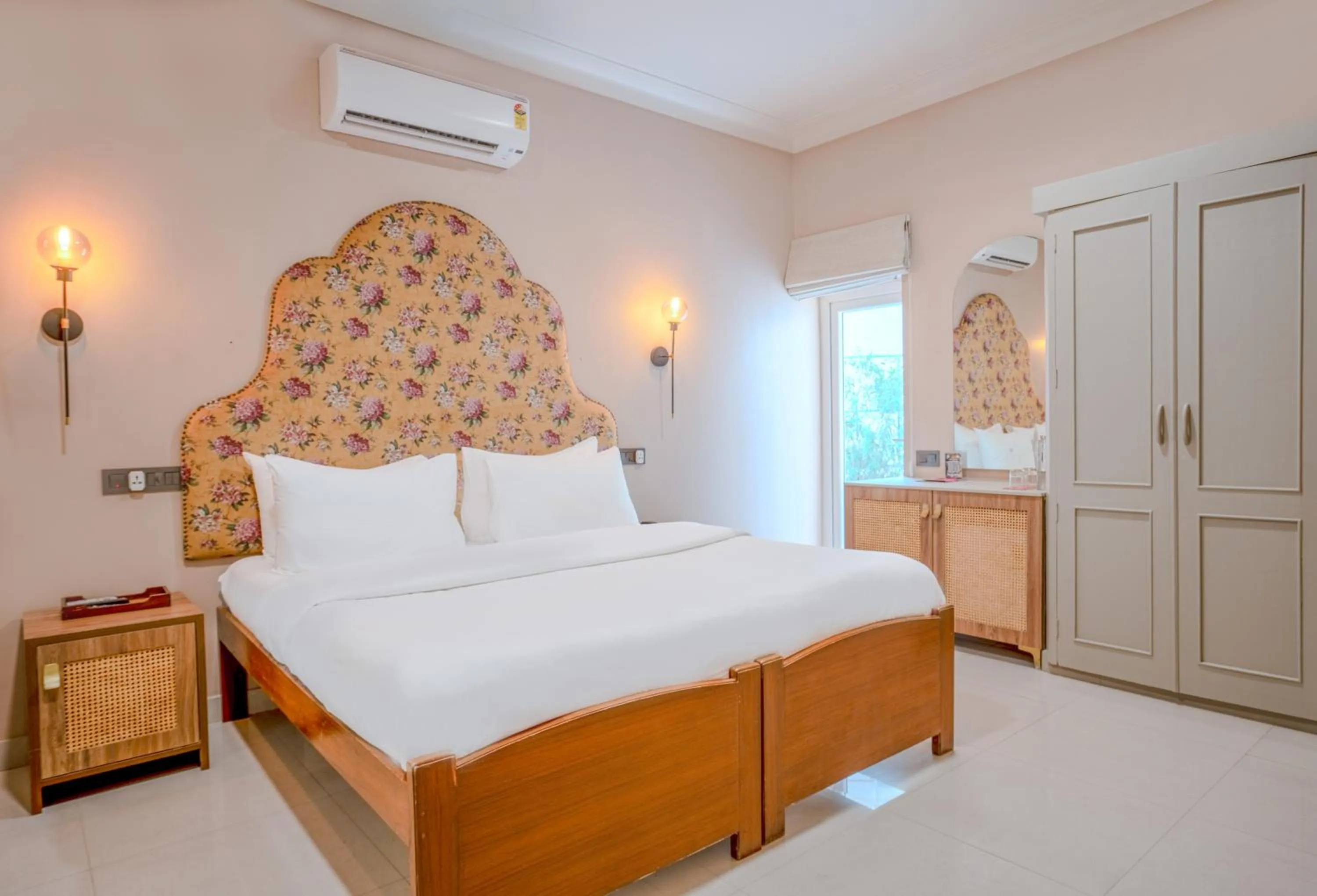 Bed in Girisadan - A City Centre Boutique Hotel
