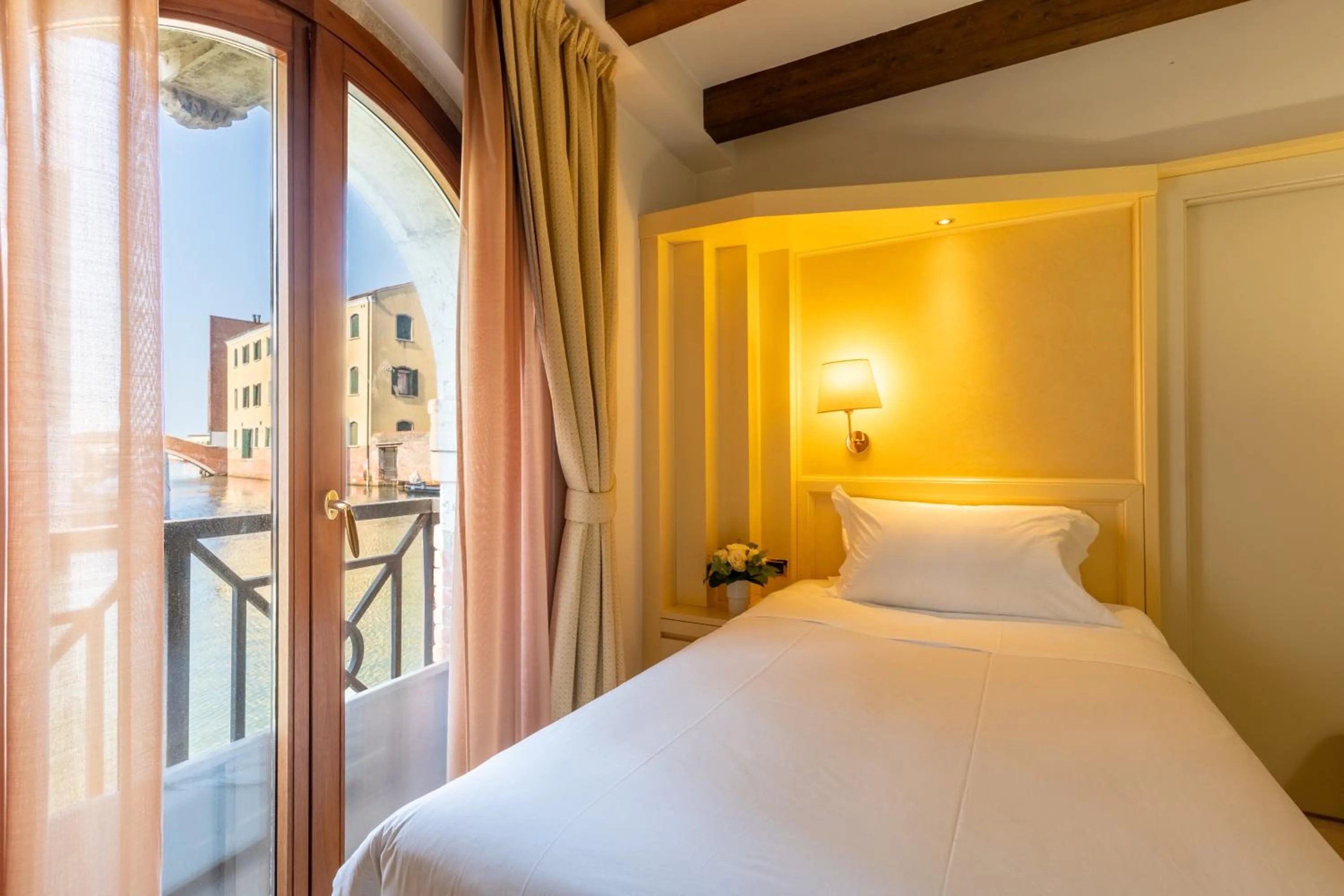Photo of the whole room, Bed in Hotel Giudecca Venezia