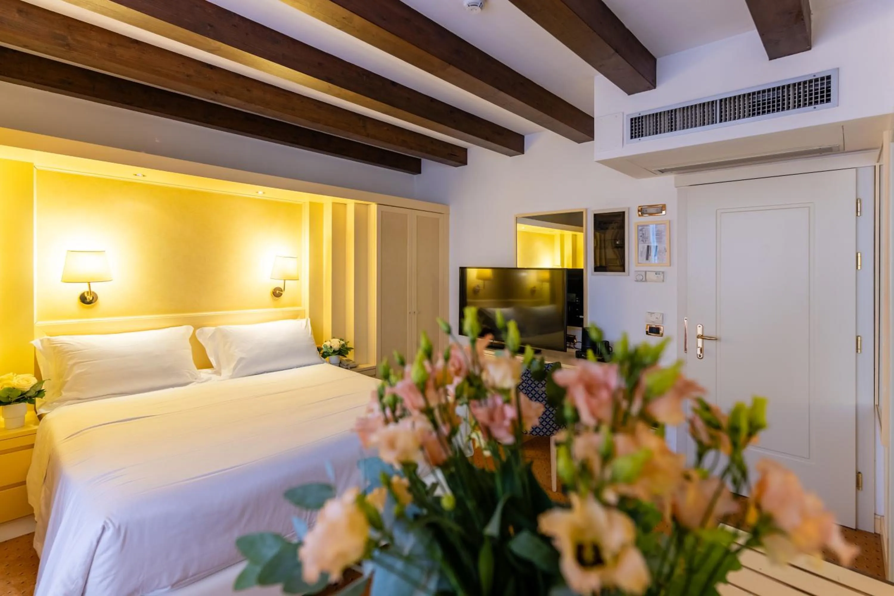 Photo of the whole room, Bed in Hotel Giudecca Venezia