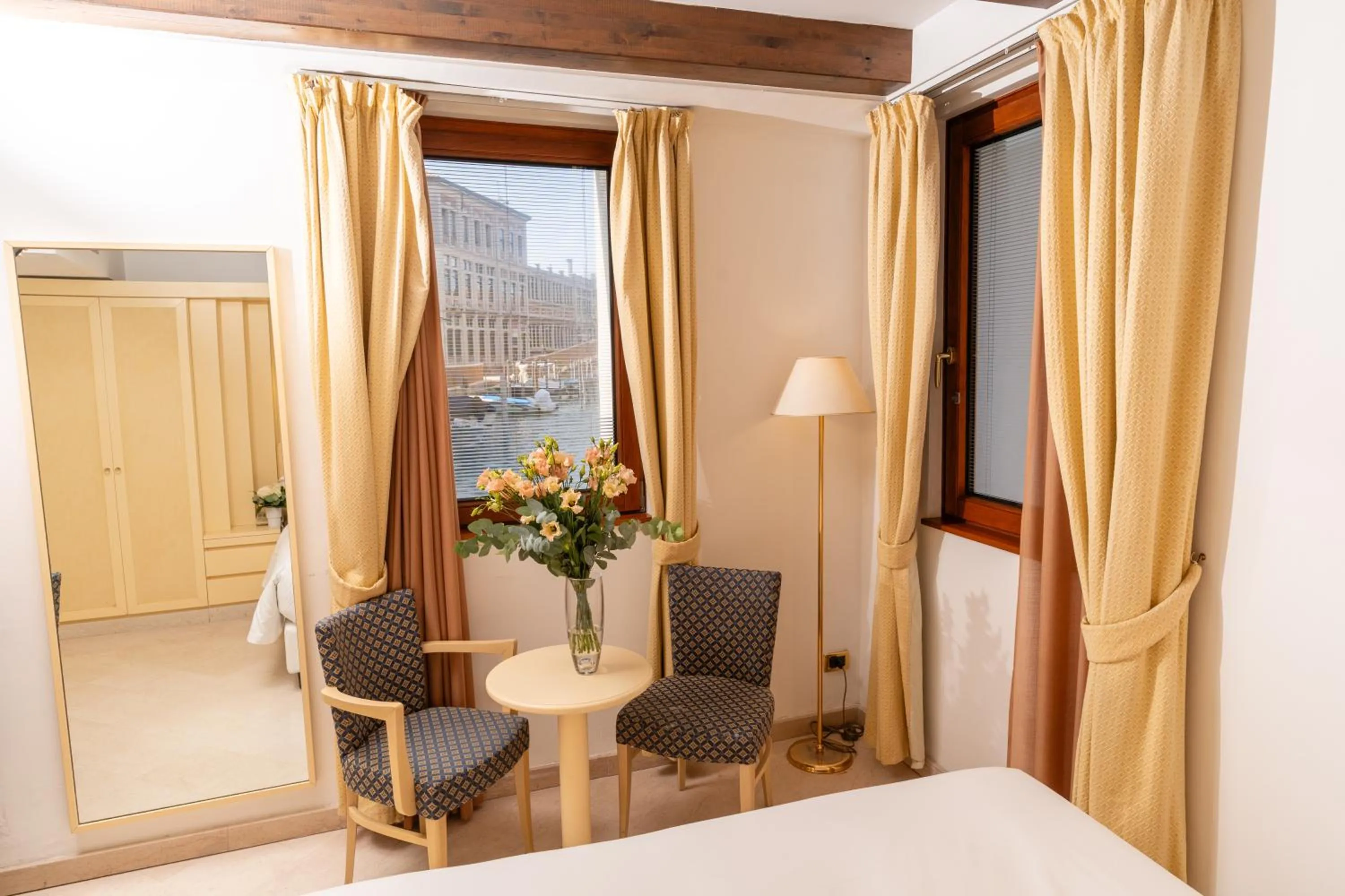 View (from property/room), Bed in Hotel Giudecca Venezia