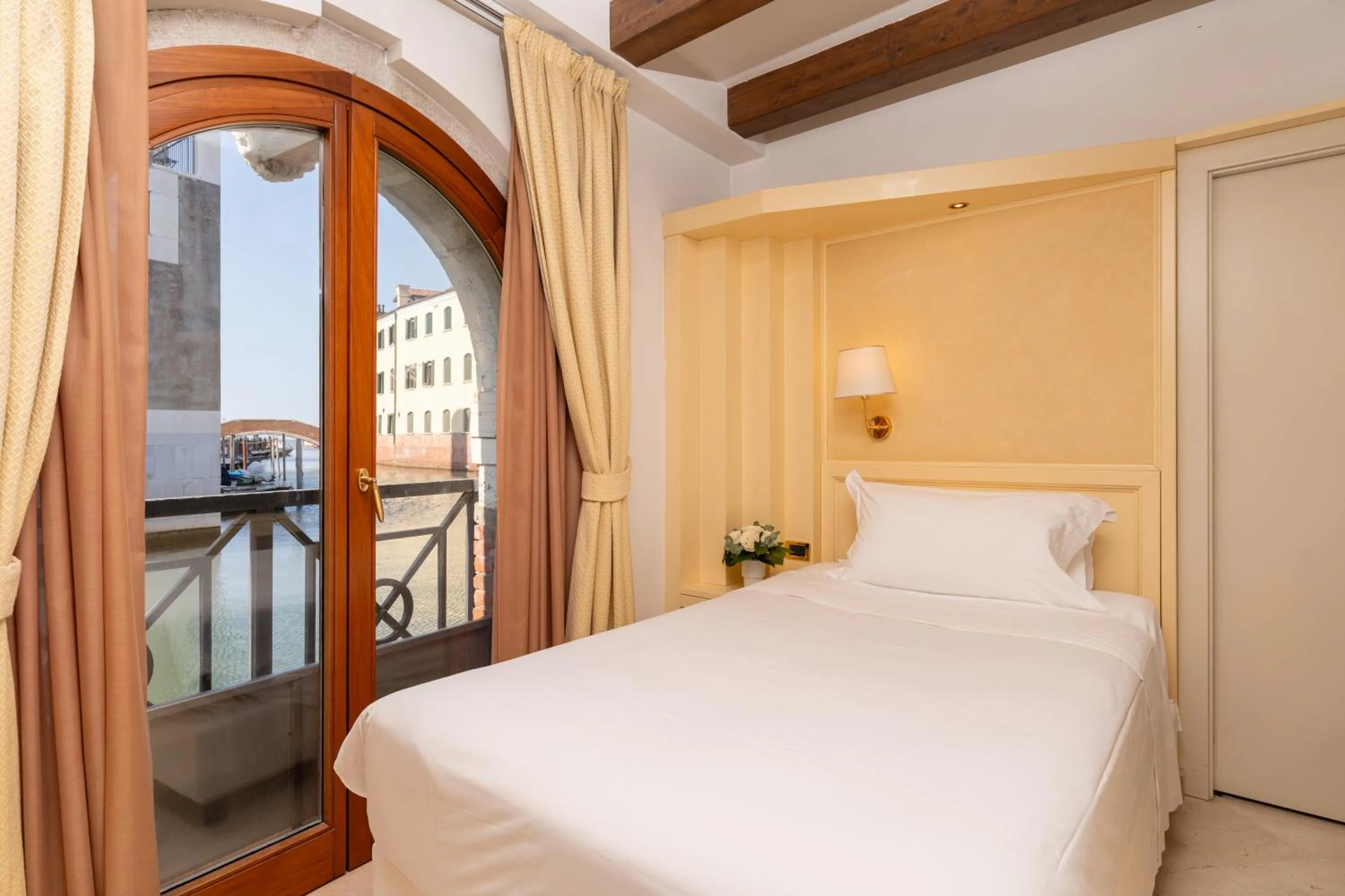 Photo of the whole room, Bed in Hotel Giudecca Venezia