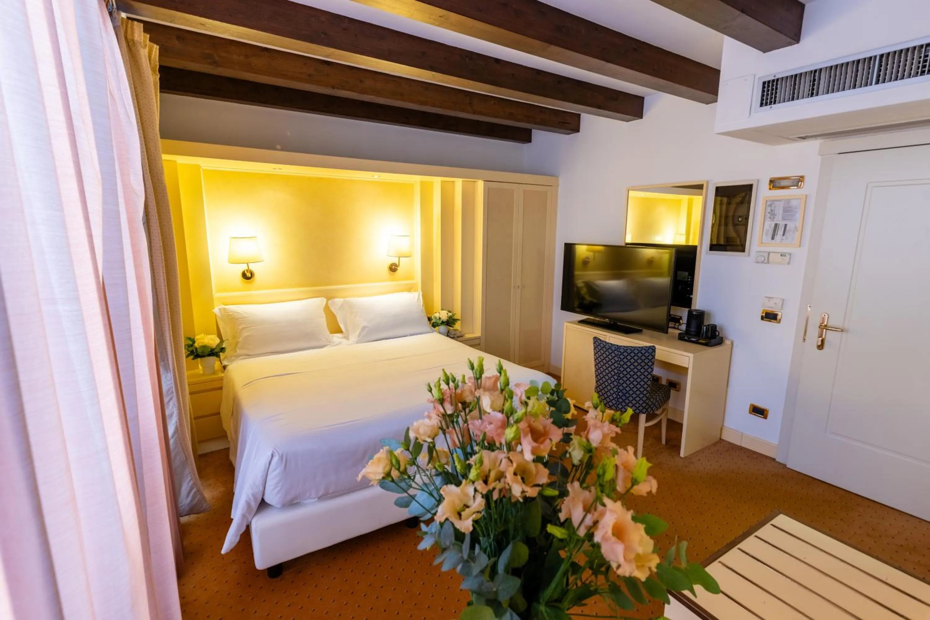 Photo of the whole room, Bed in Hotel Giudecca Venezia