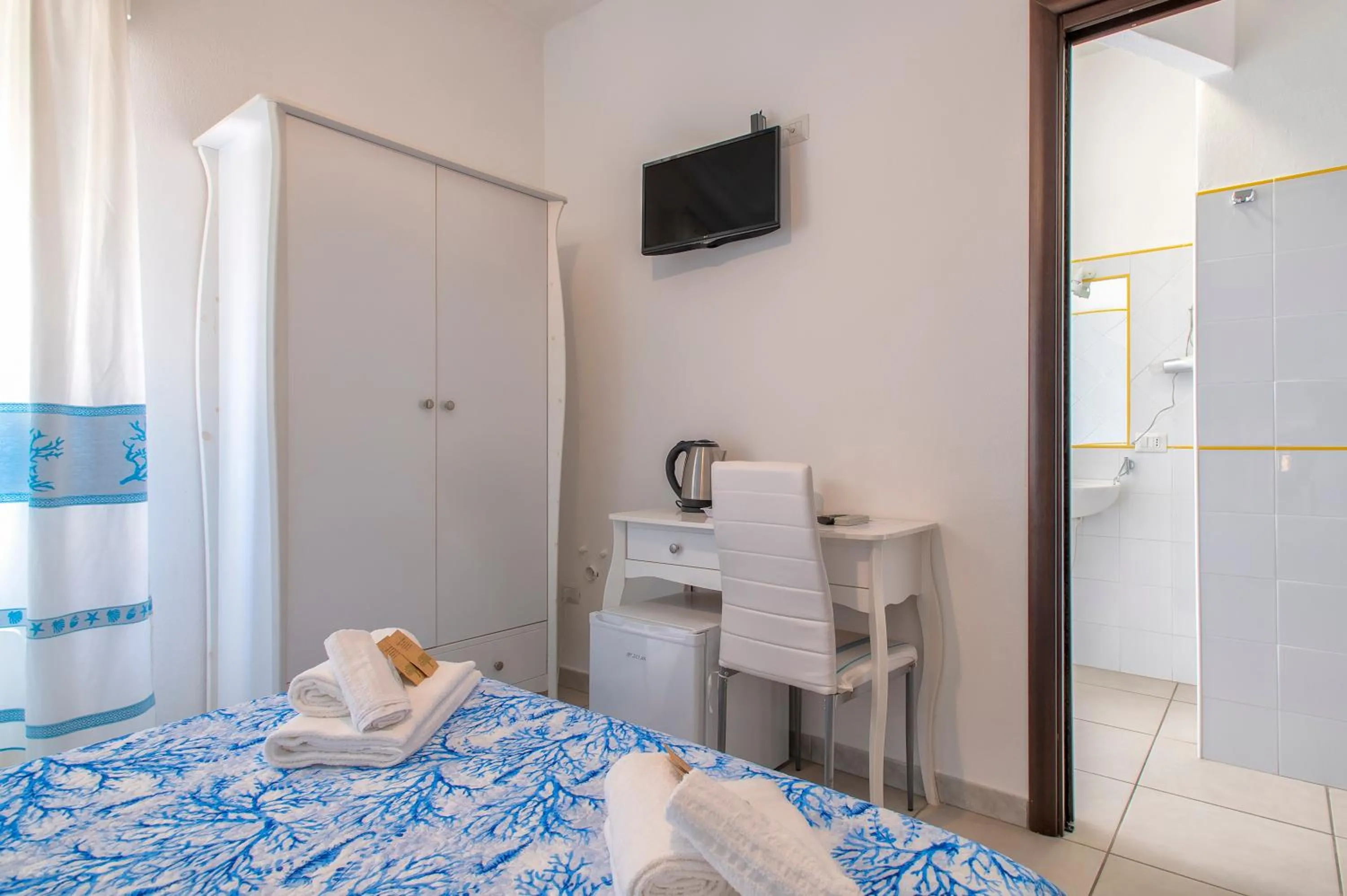 Shower, Bed in HORIZON