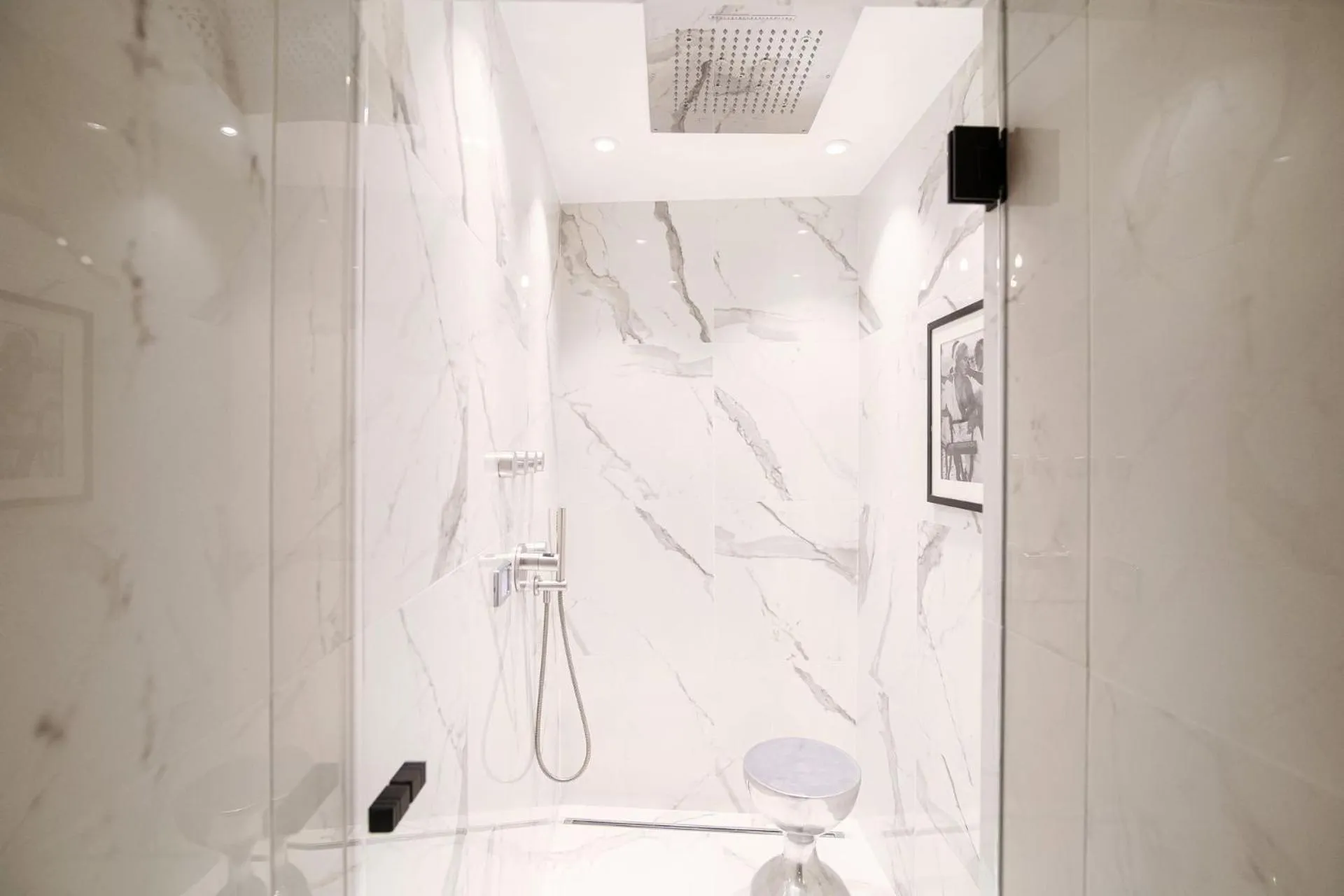 Shower in Vitrum - Como Luxury Suites