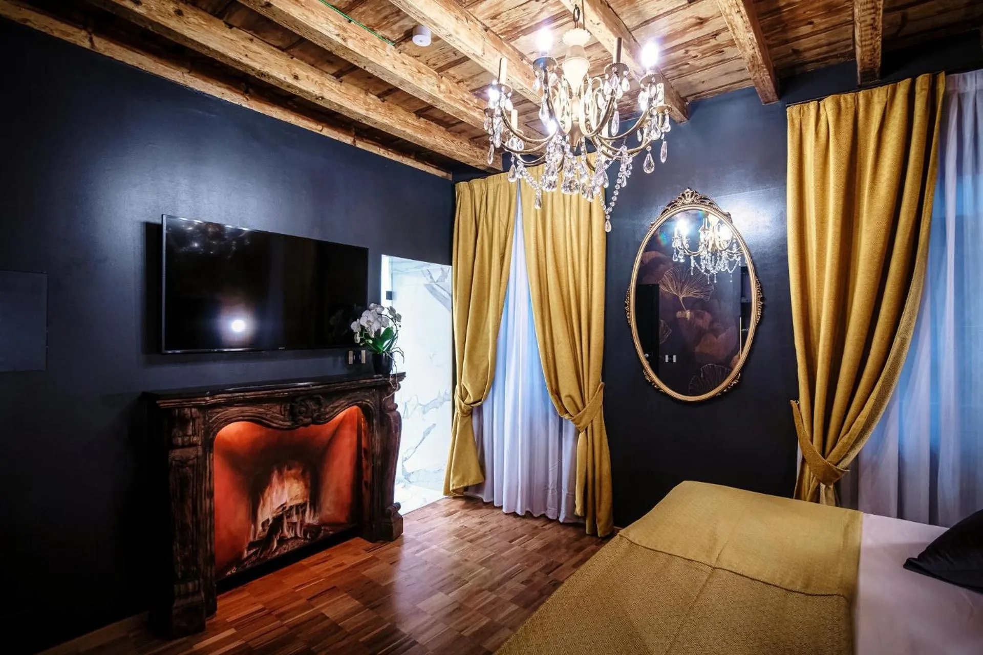 TV and multimedia, Bed in Vitrum - Como Luxury Suites