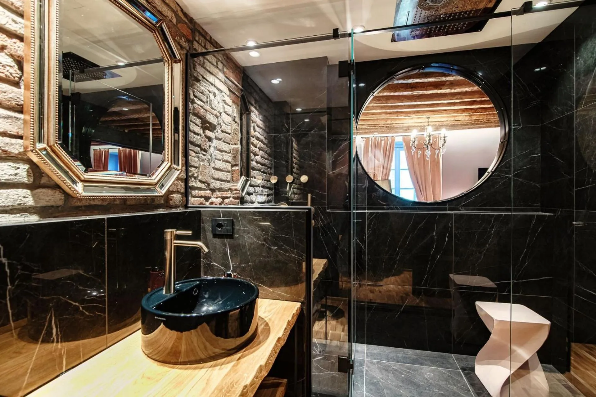Bathroom in Vitrum - Como Luxury Suites
