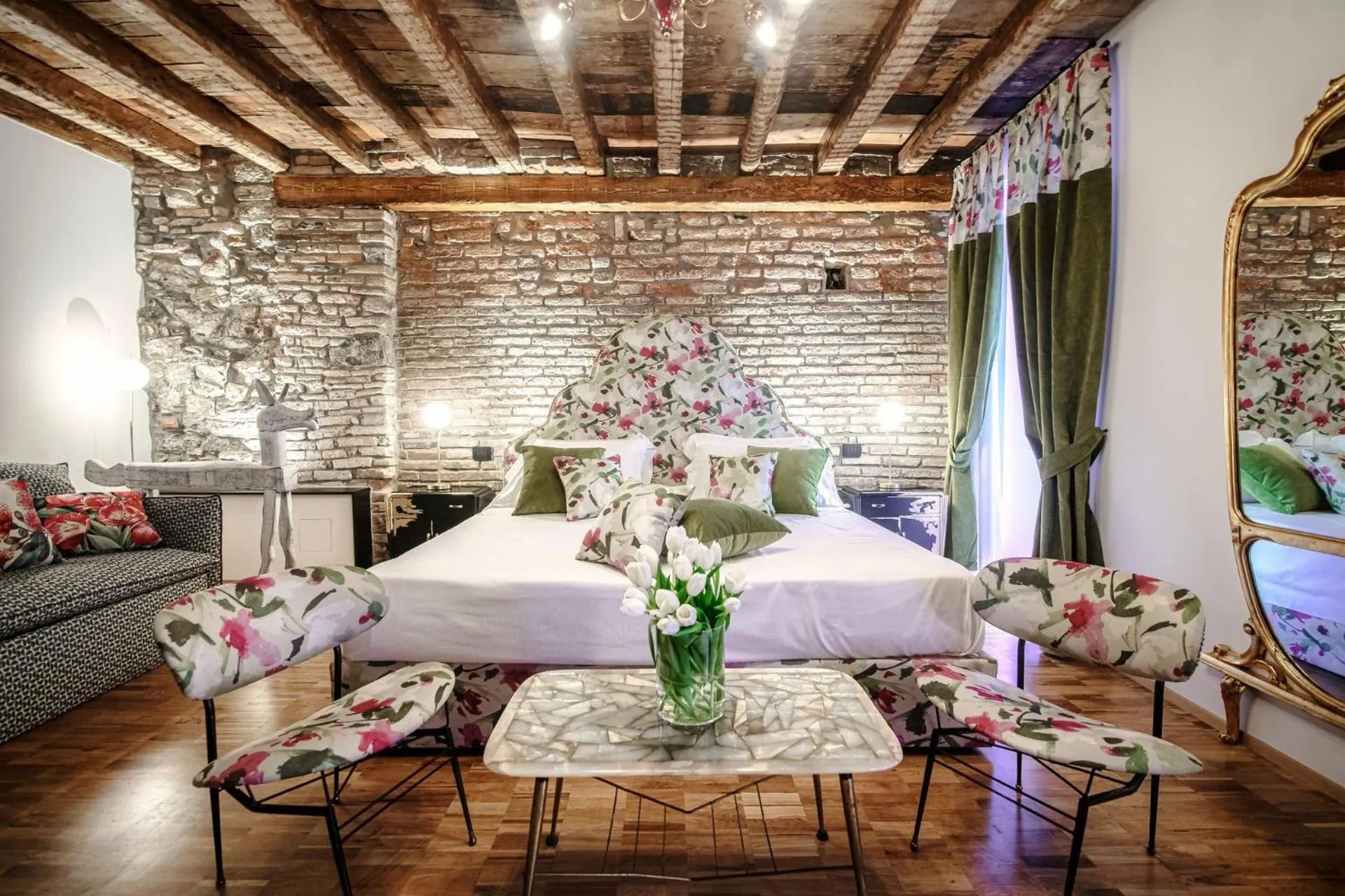 Bed in Vitrum - Como Luxury Suites