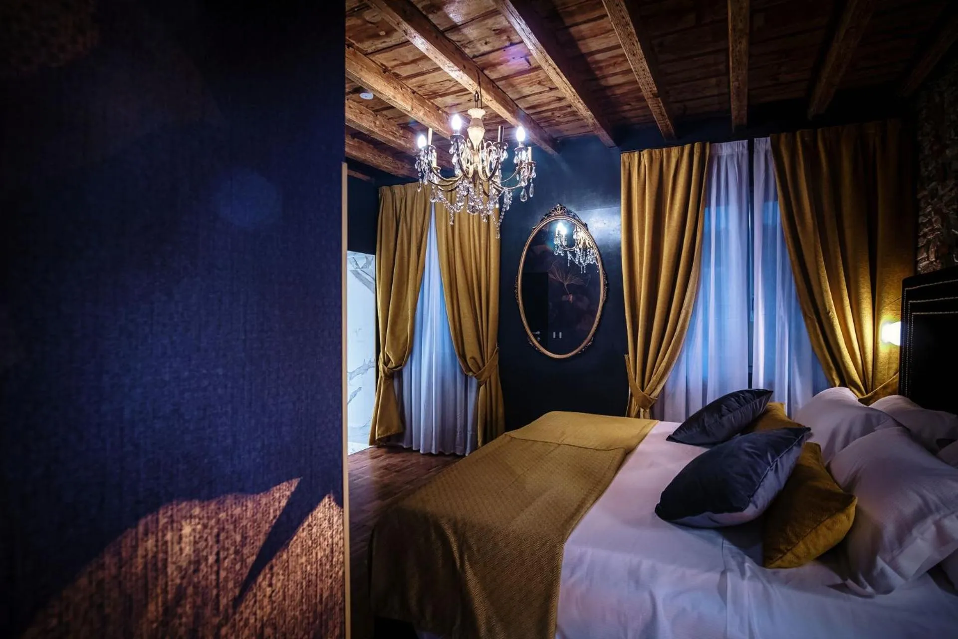 Bed in Vitrum - Como Luxury Suites