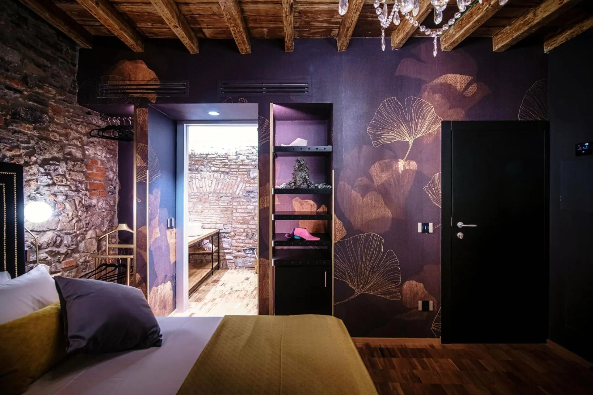 Photo of the whole room, Bed in Vitrum - Como Luxury Suites