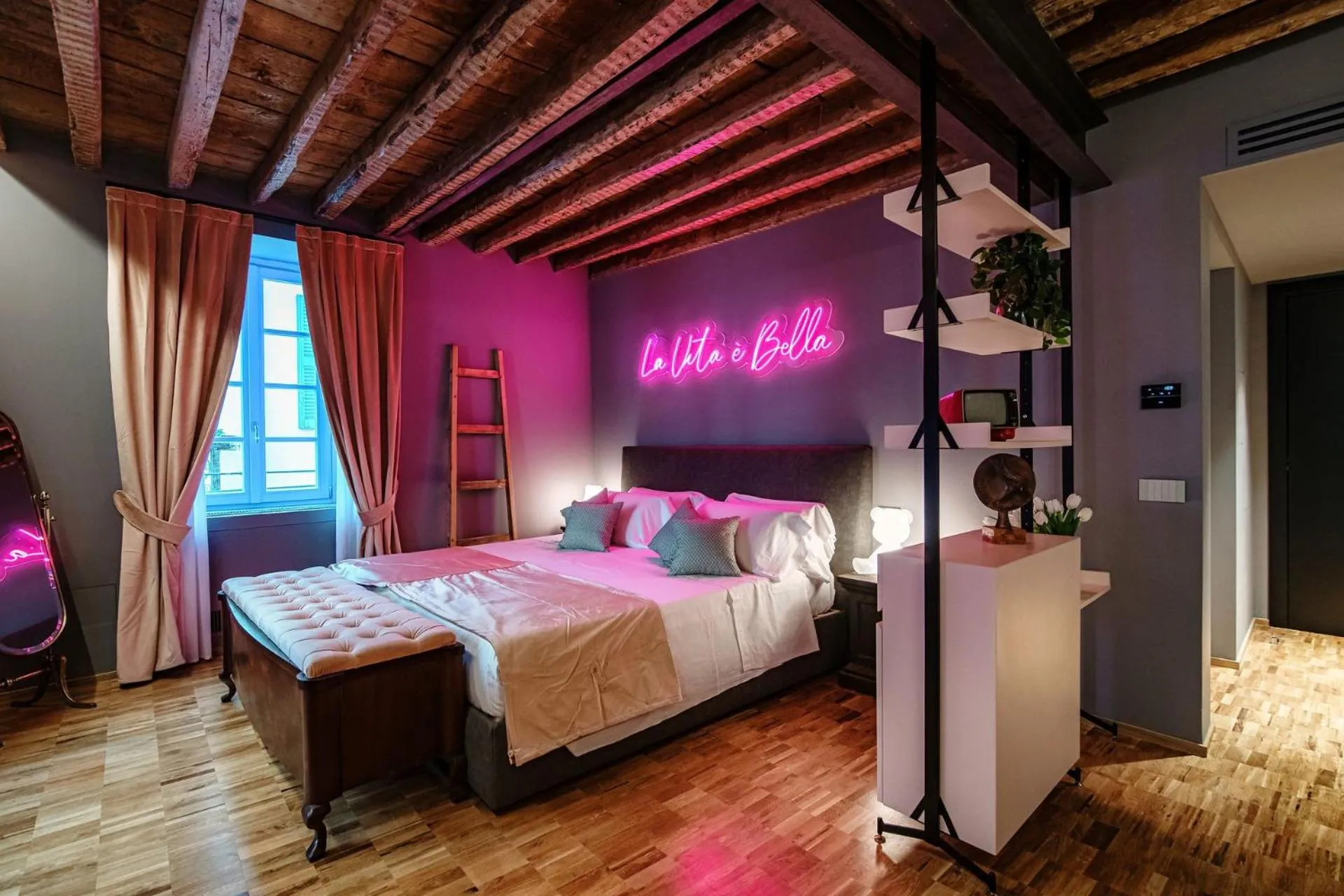 Bed in Vitrum - Como Luxury Suites