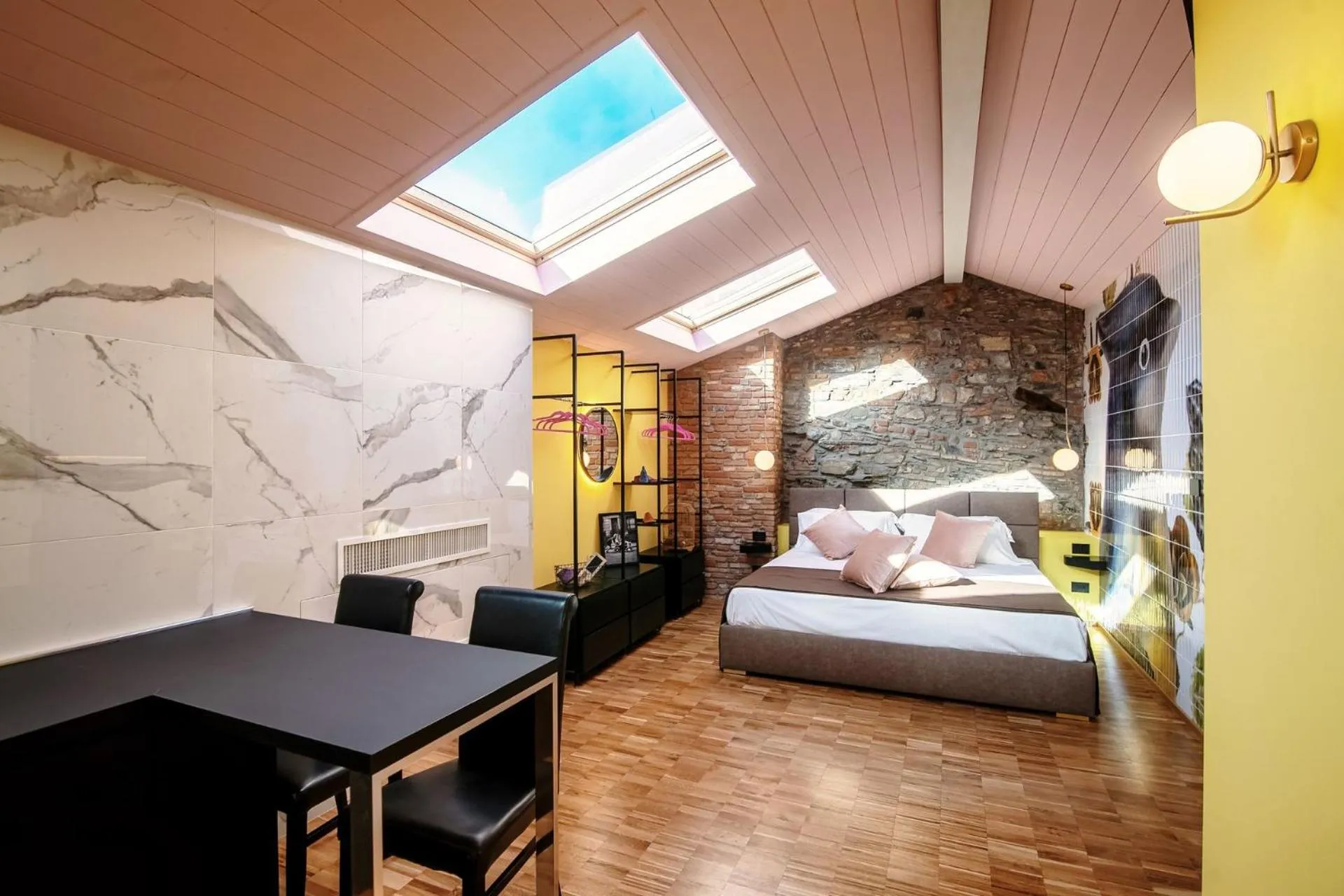 Photo of the whole room, Bed in Vitrum - Como Luxury Suites