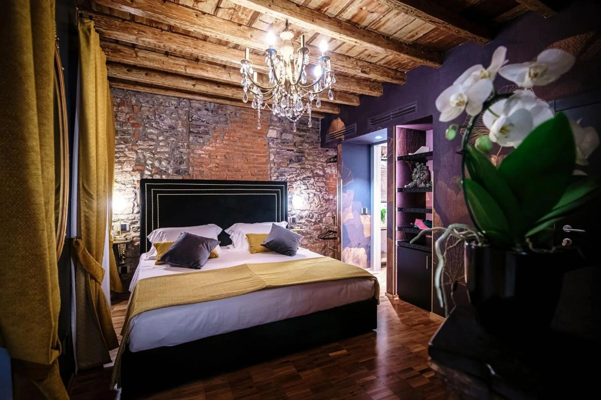 Bed in Vitrum - Como Luxury Suites