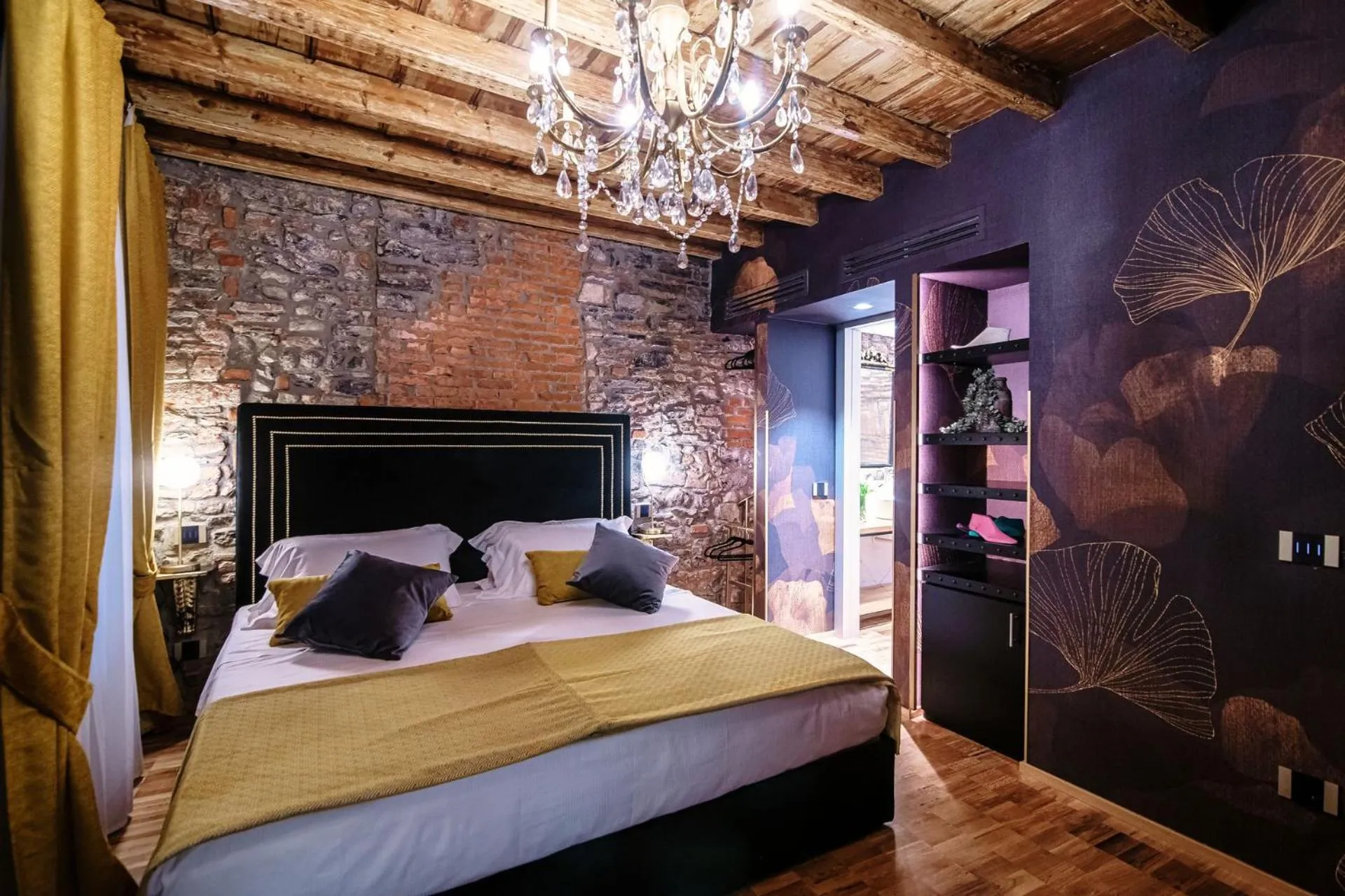 Bed in Vitrum - Como Luxury Suites