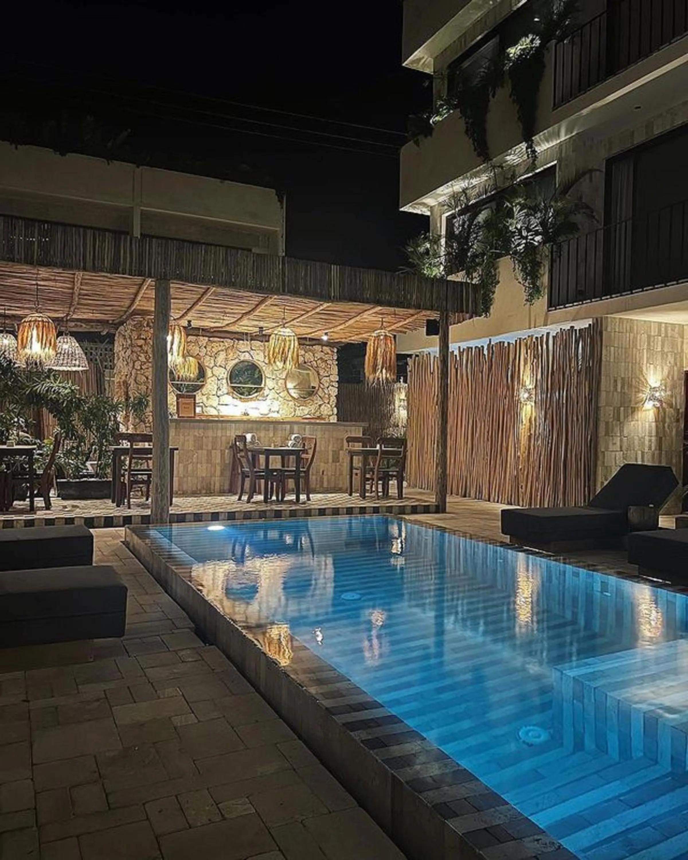 Restaurant/places to eat in Majaro Apartments