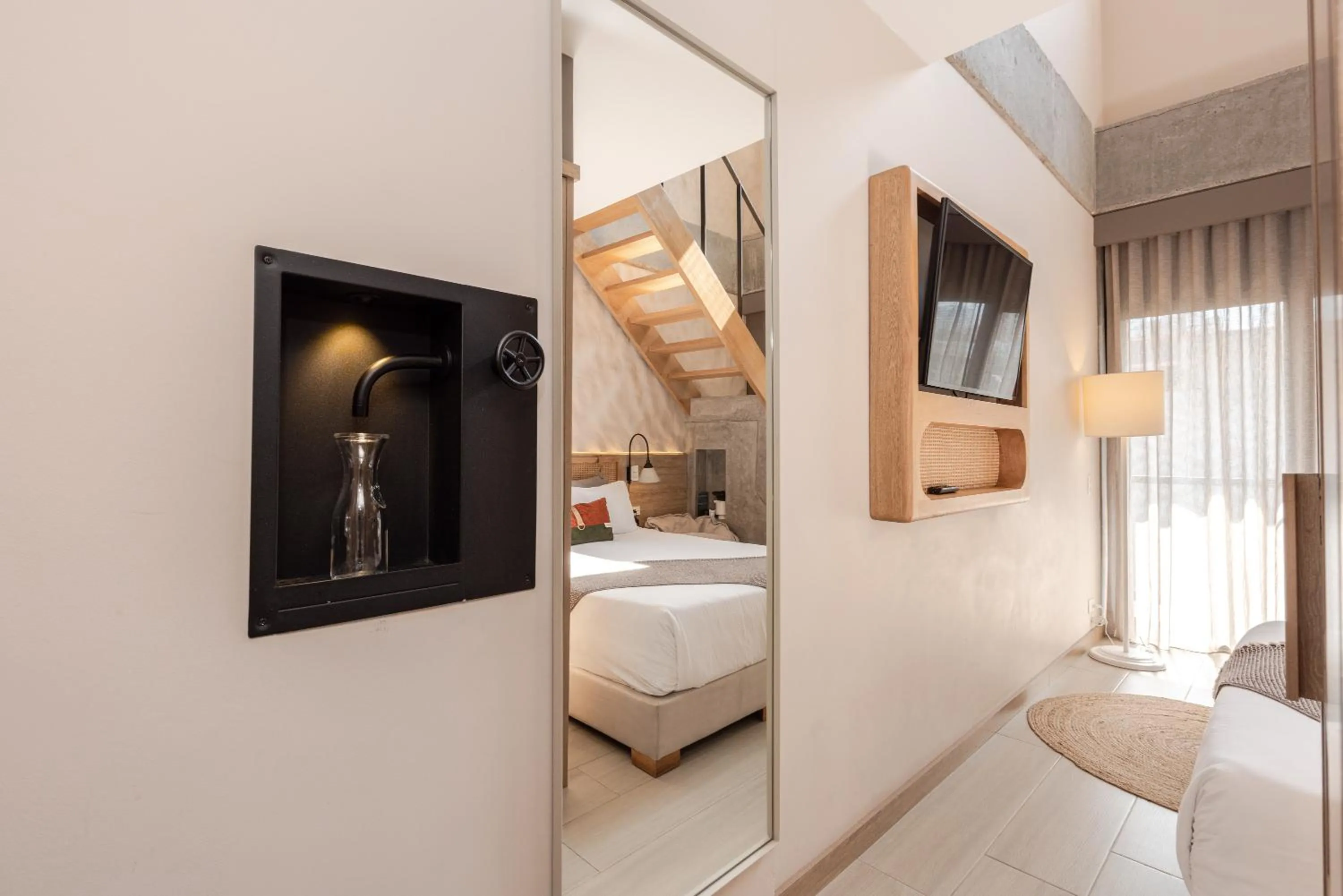 Bedroom, Bed in Landmark Hotel