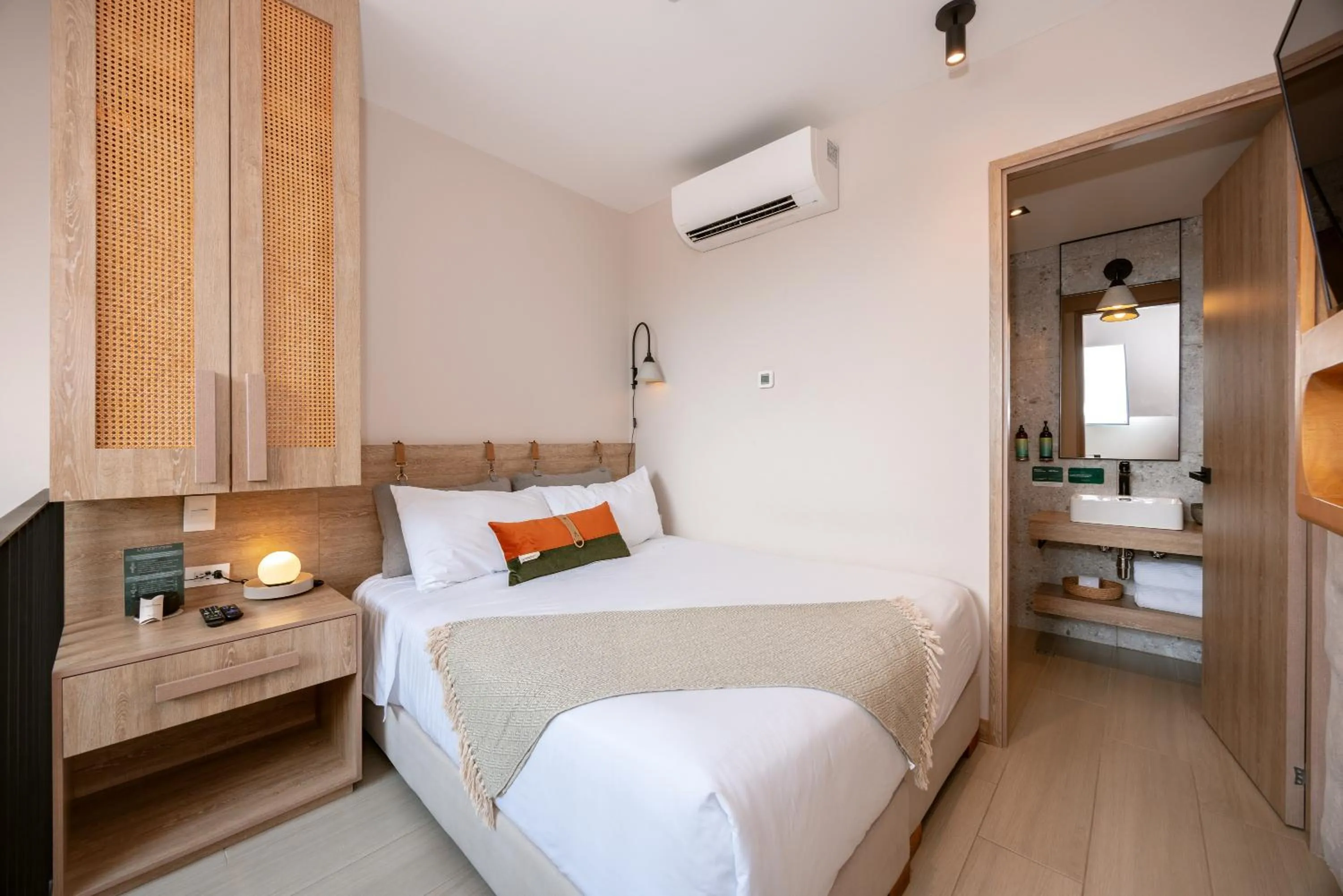 Bedroom, Bed in Landmark Hotel