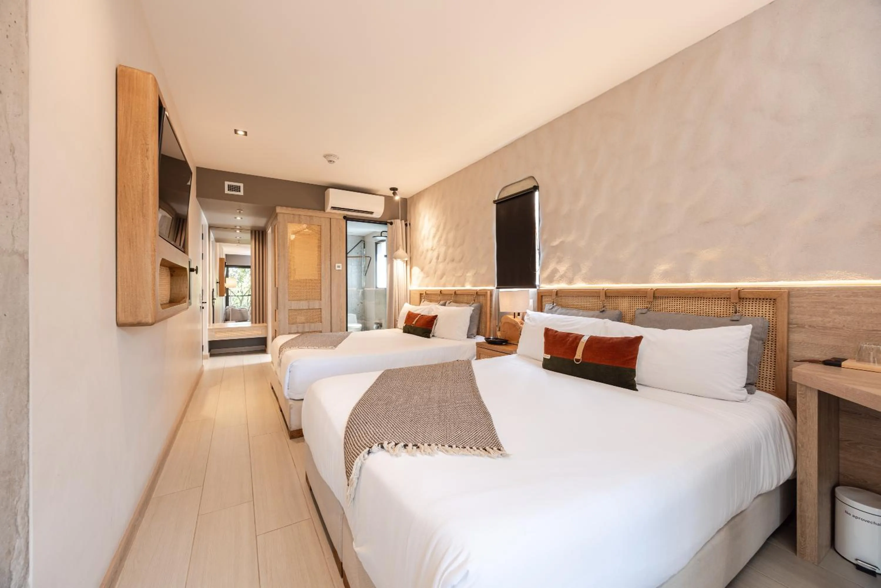 Bedroom, Bed in Landmark Hotel