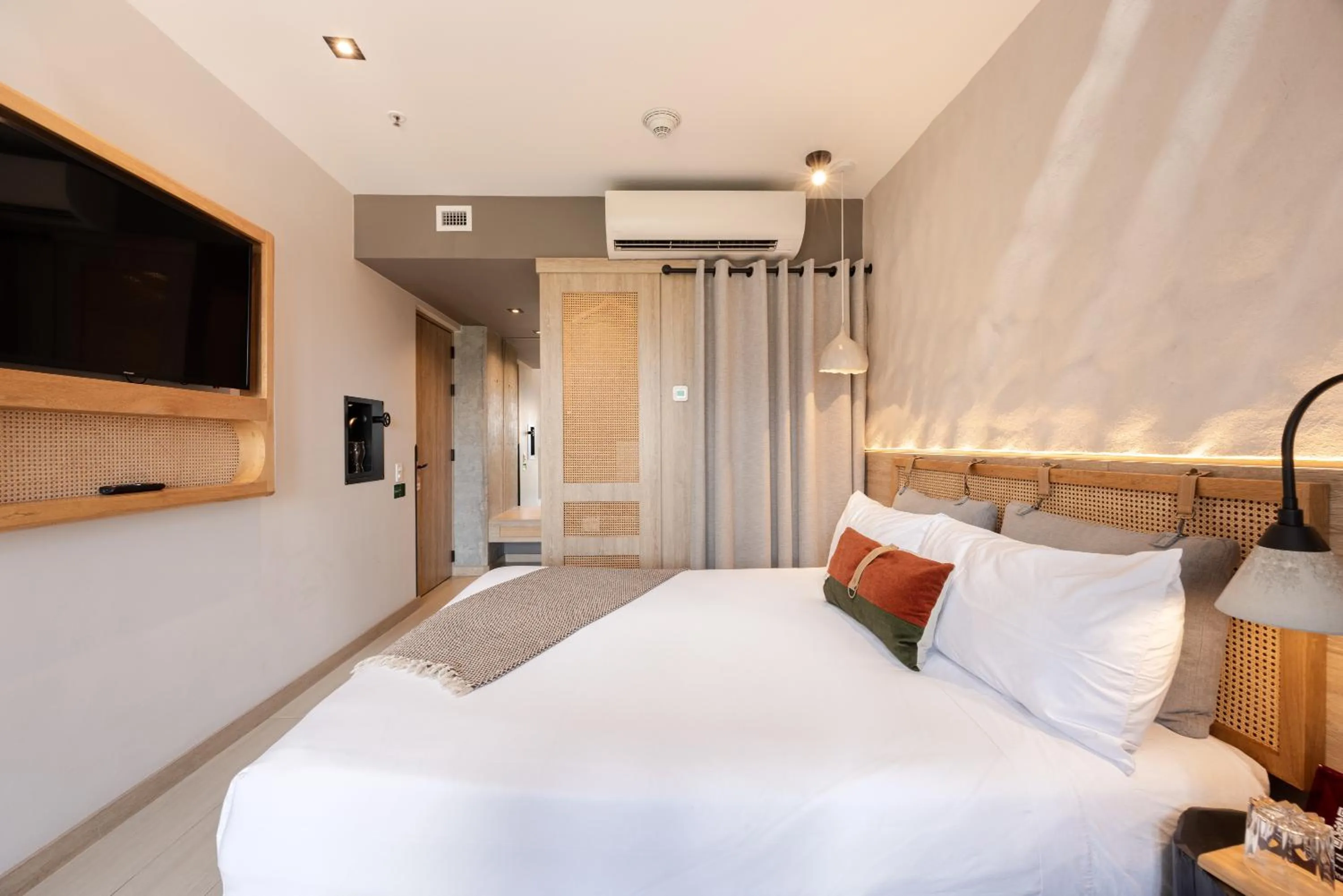 Bedroom, Bed in Landmark Hotel