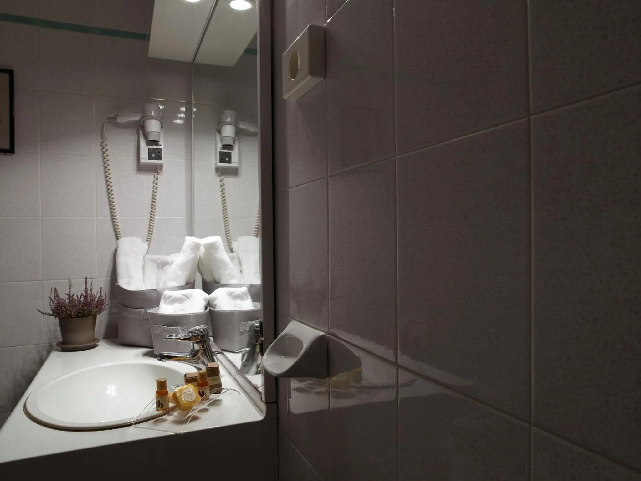Bathroom in Hotel Montini Linate Airport