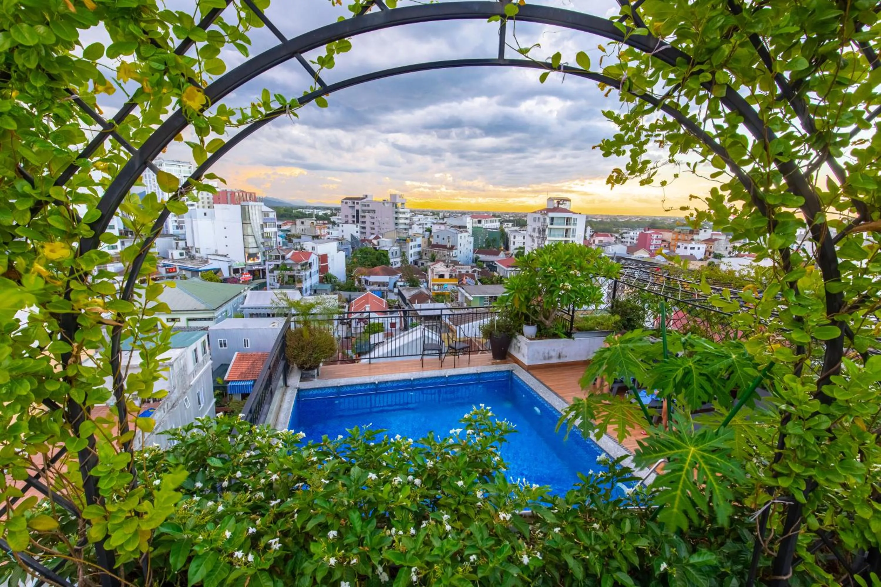Swimming pool in Jade Scene Hotel