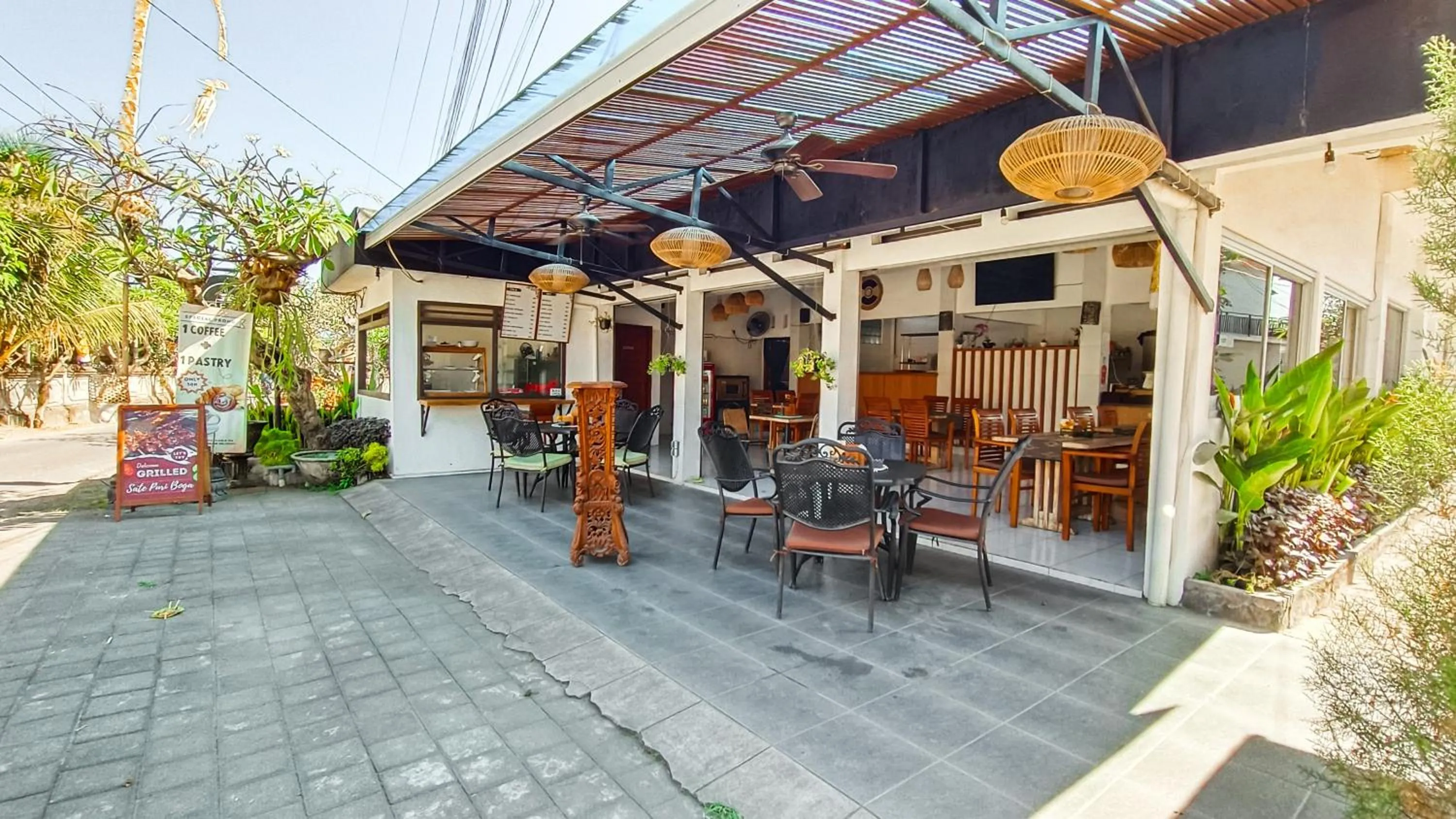 Restaurant/places to eat in The Tunjung Boutique Resort