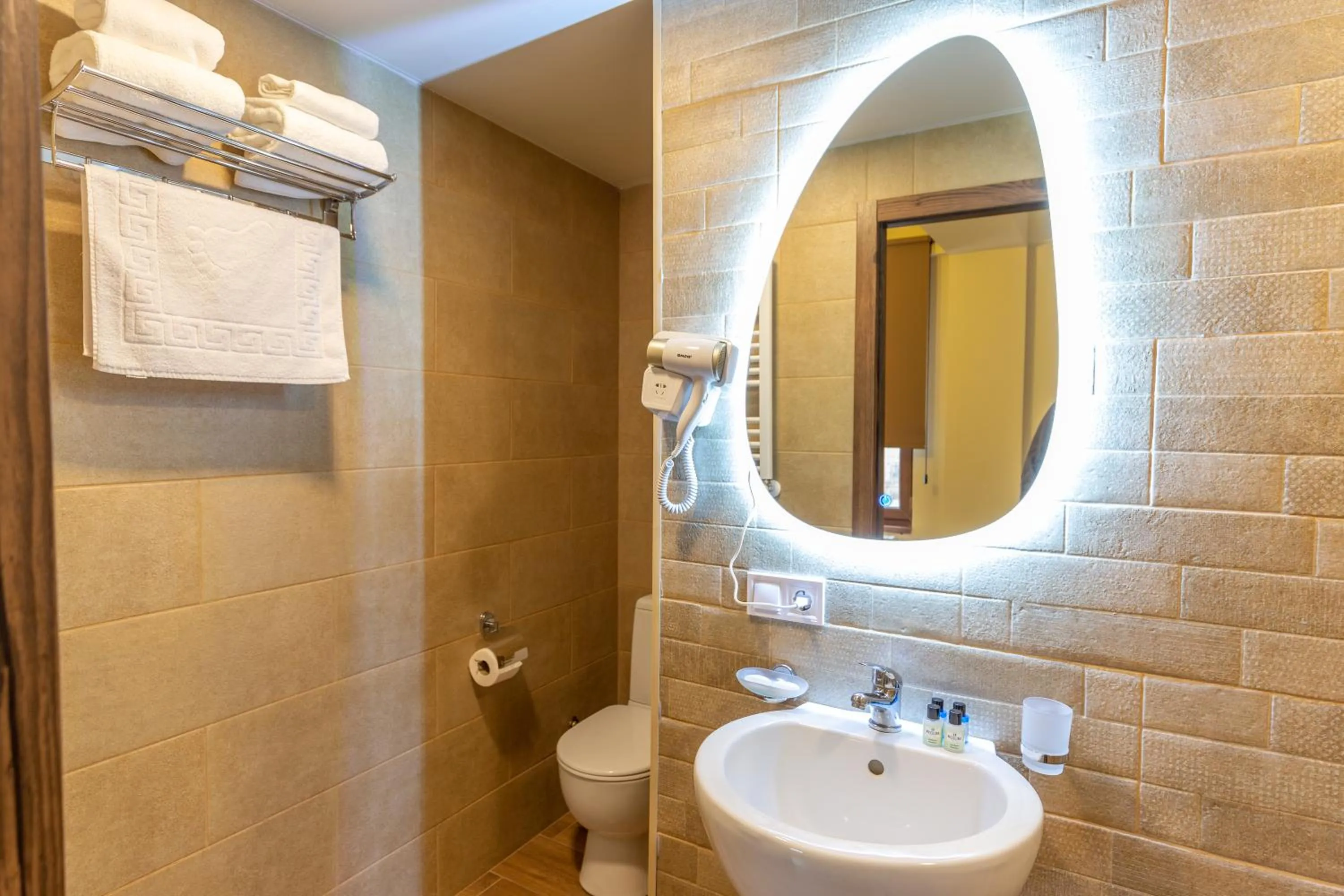 Toilet in Pine Chalets by KA Group