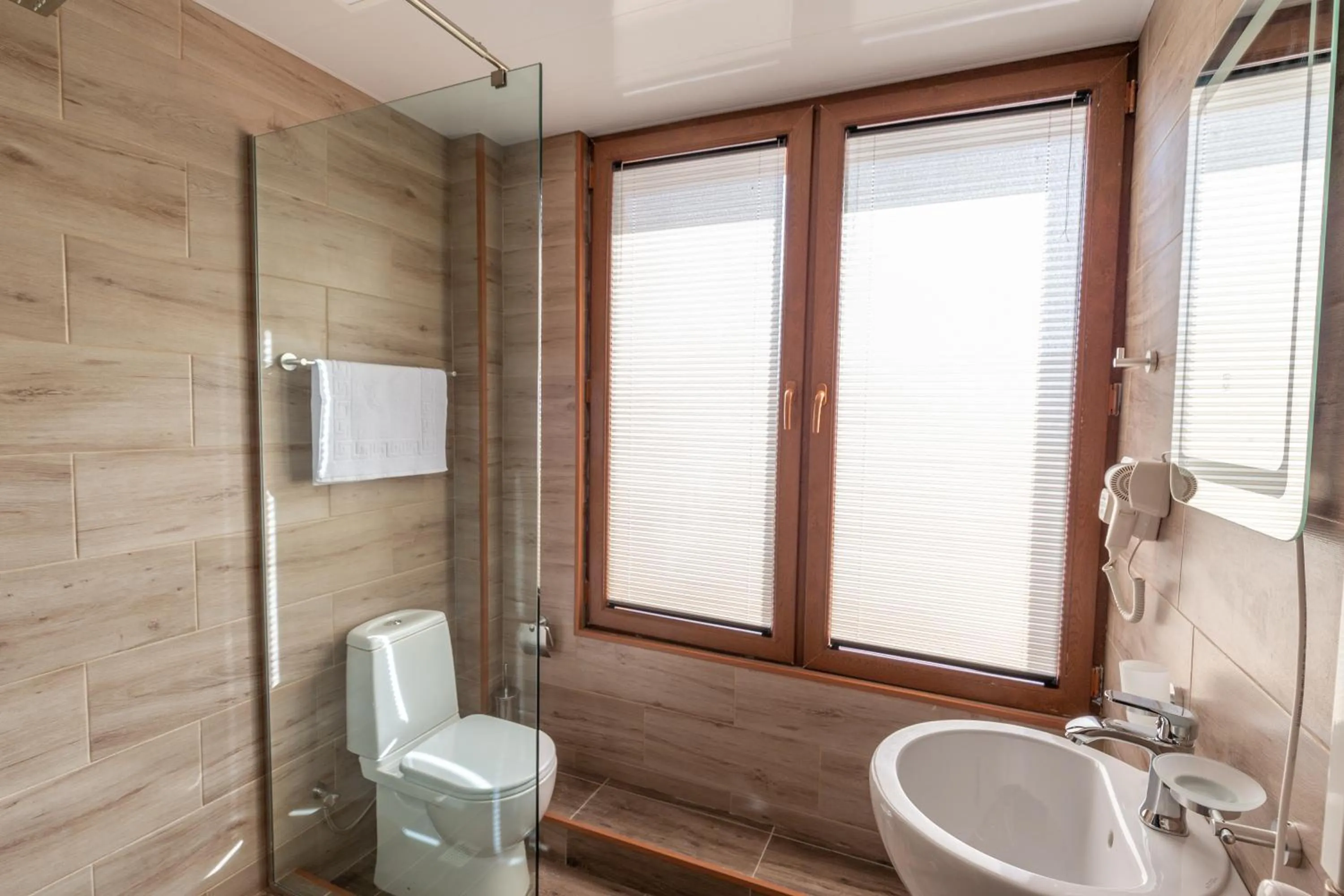 Bathroom in Pine Chalets by KA Group